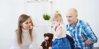 майка и баща разговарят със дете