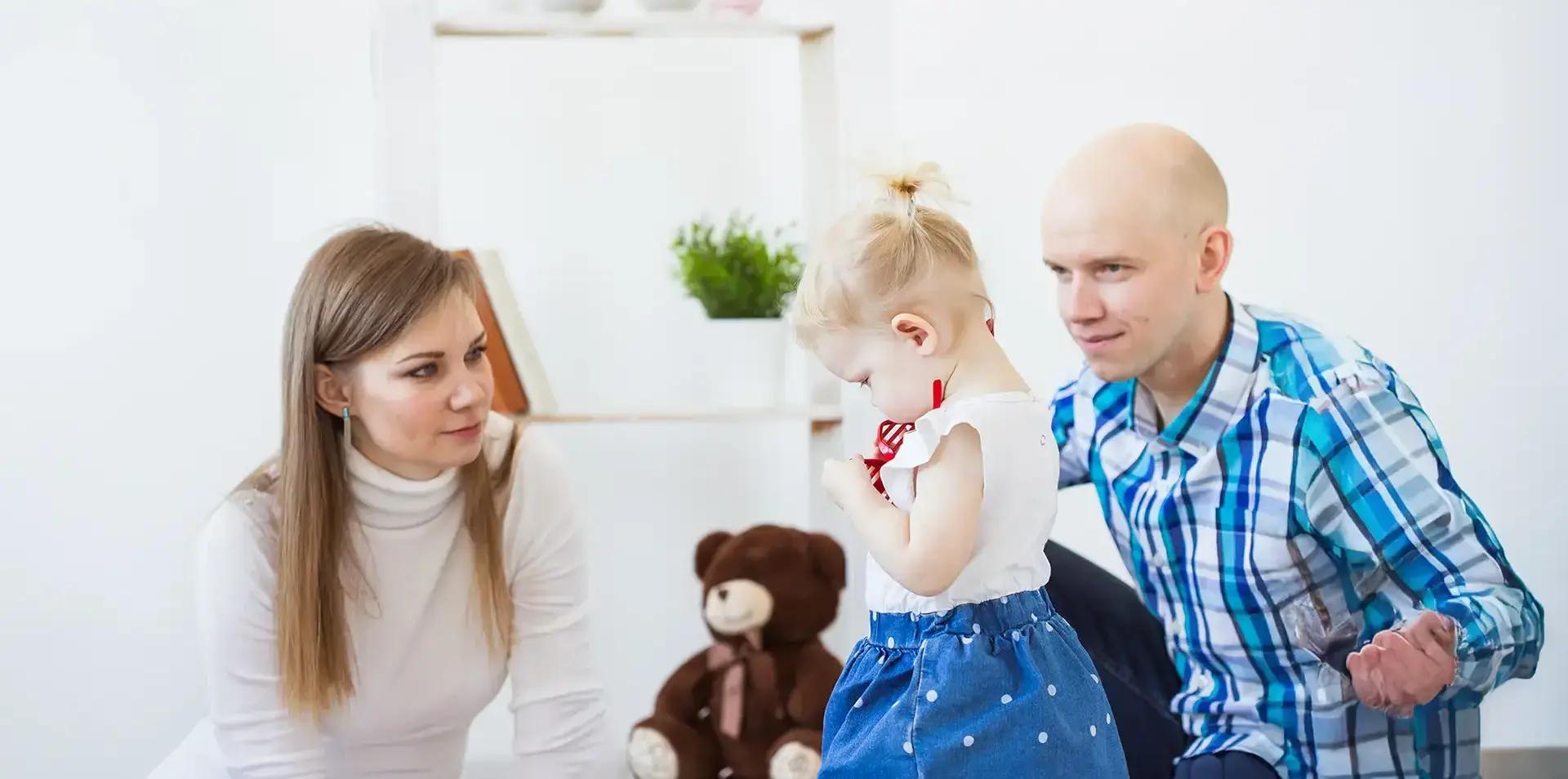 майка и баща разговарят със дете