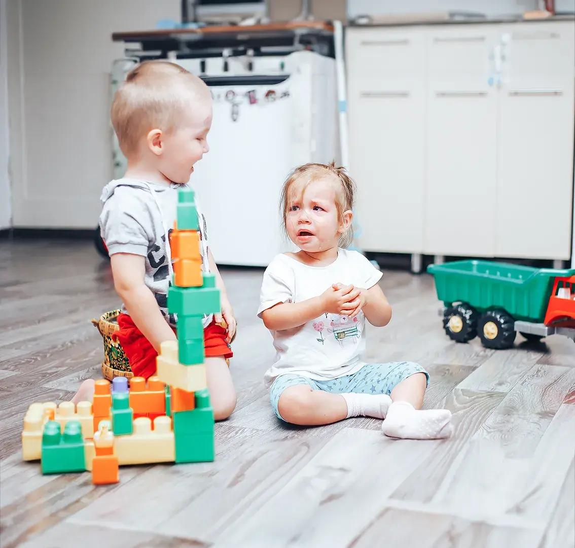 Две деца които се гледат