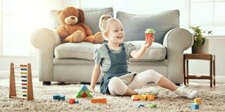Дете си играе с монтесори играчки