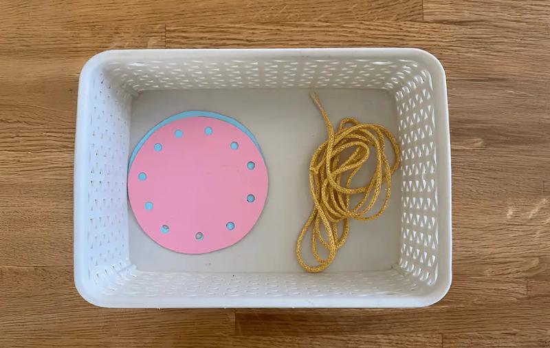 кръгли картонени фигури за нанизване с връвчица в панер