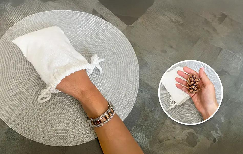 ръка бръкнала в торбичка