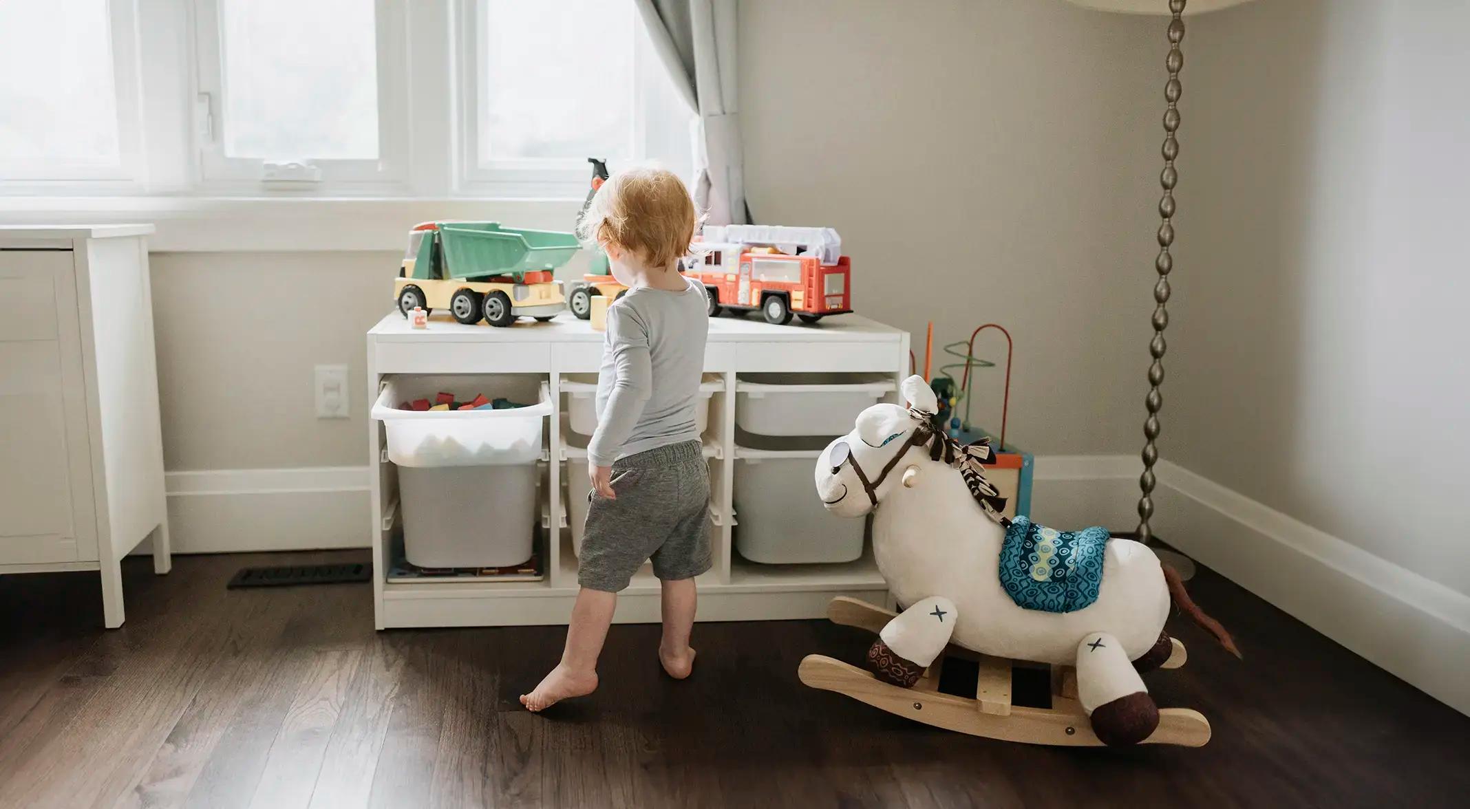 Дете подрежда играчки