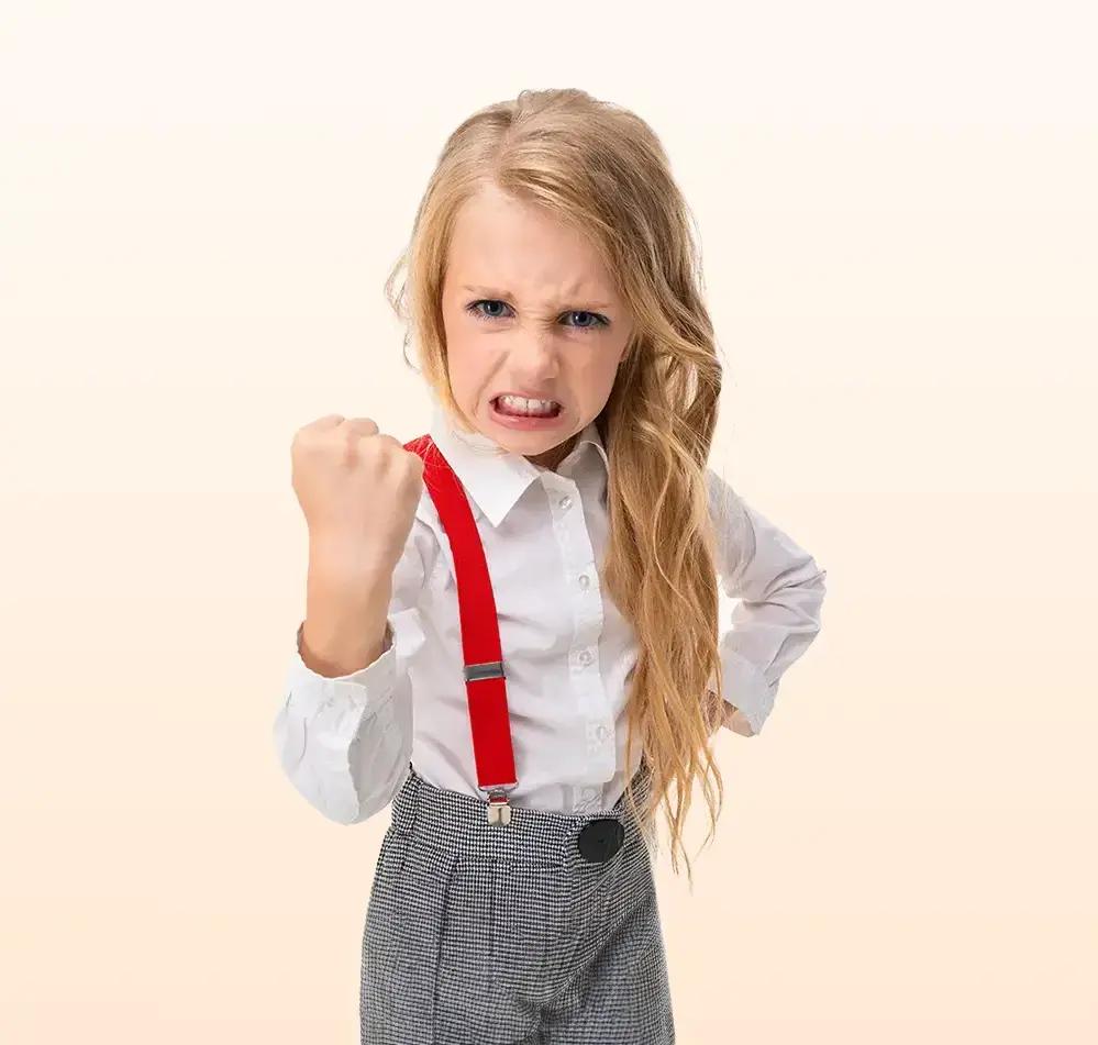 Малко момиче с ядосано изражение, стиска юмрук