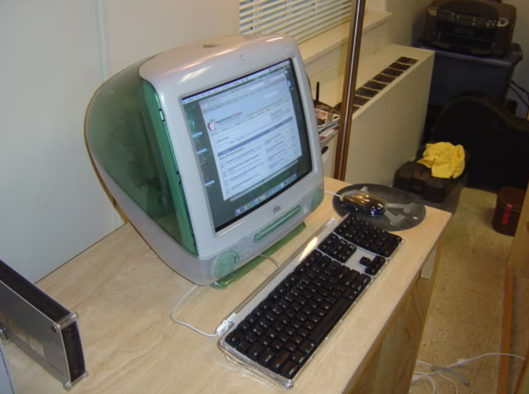 iMac G3 in Bondi Blue — an iconic translucent all-in-one Mac from 1998