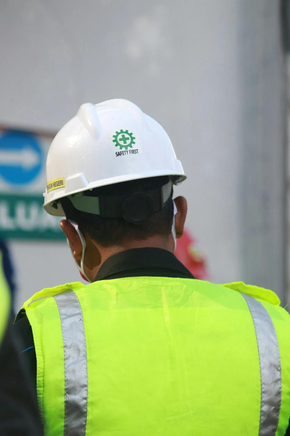 Technicien équipé sur un site industriel