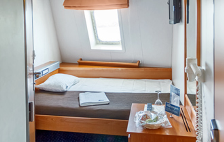 1 Bed Commodore Class Outside Cabin, single bed