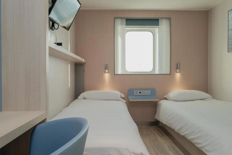 2 Berth Outside Club Cabin, Allergy-Friendly