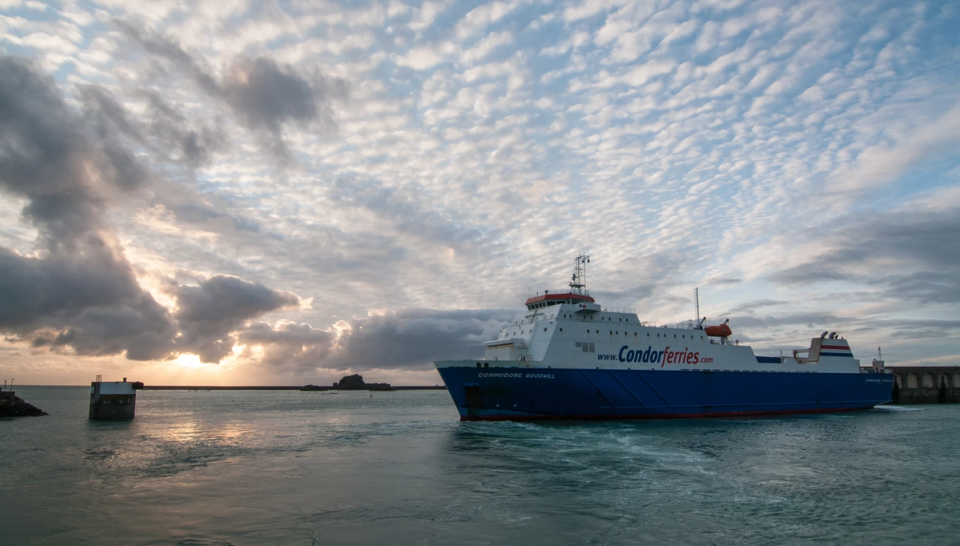 St Helier Ferry. Porovnajte ceny, časy a rezervujte si lacné letenky