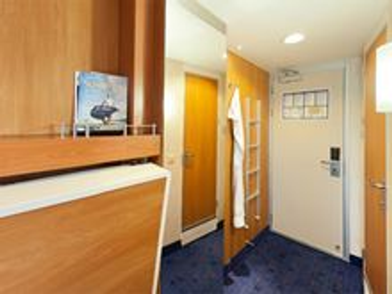 3 Berth Outside Cabin