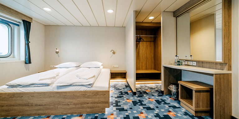 2 Bed Commodore De Luxe Outside Cabin, double bed