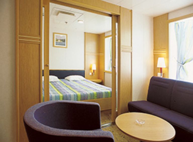 4 Berth Family Suite (1 Double Bed and 2 Twin Beds)