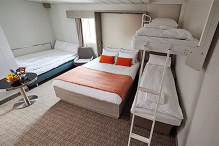 Deluxe Family Suite Window Cabin