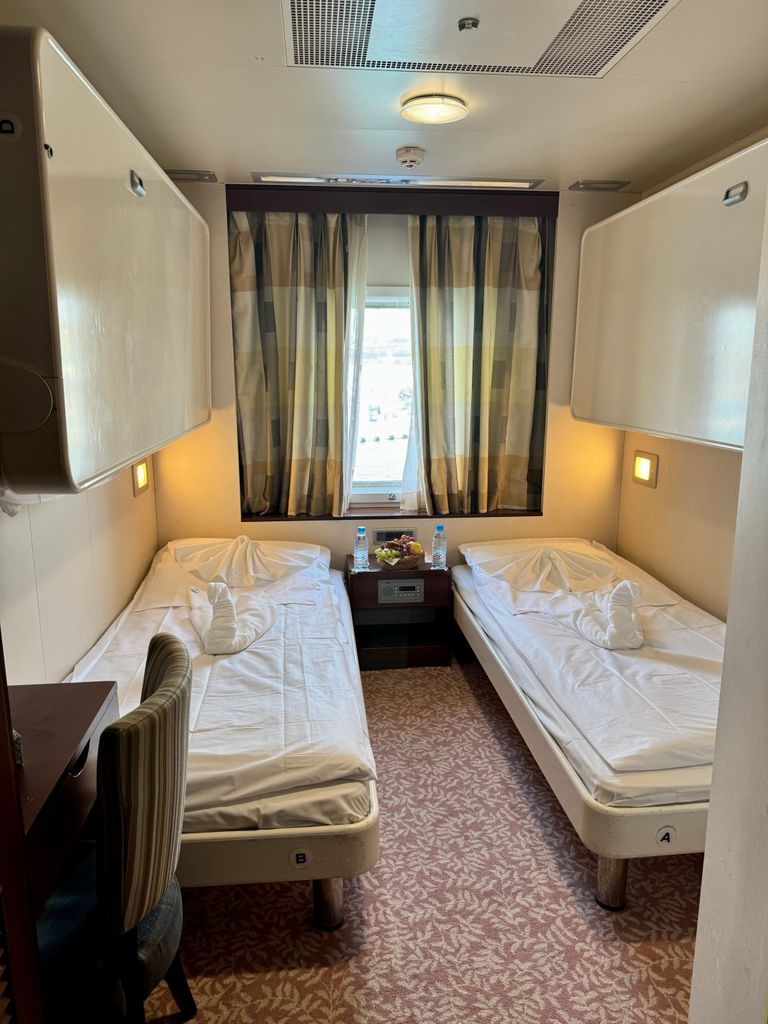 4 berth outside cabin with a private bathroom