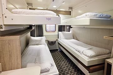 4 lovų klubo namelis lauke