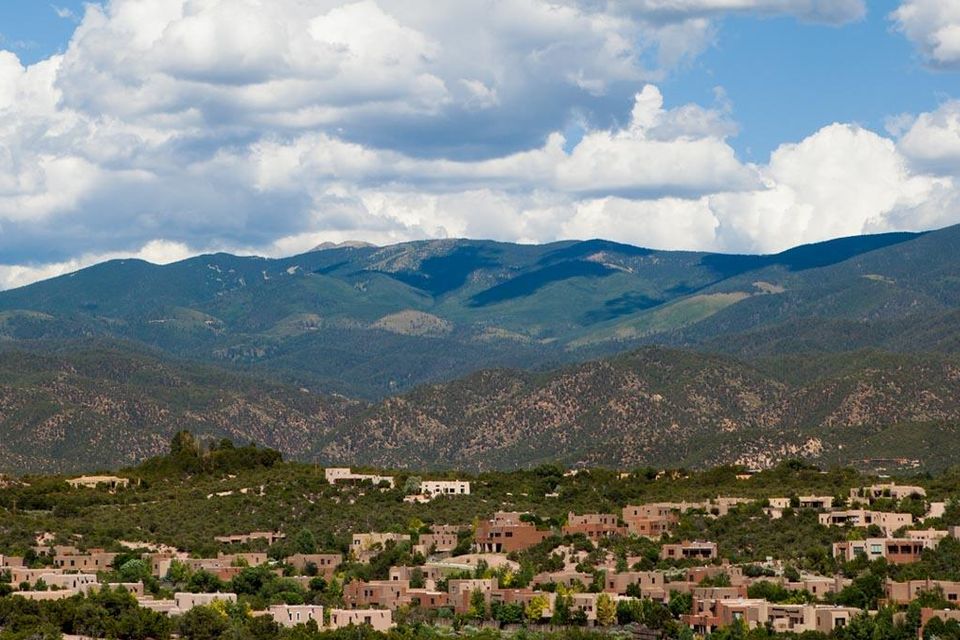 An overlook homes with a mountain range skyline in Santa Fe, NM.