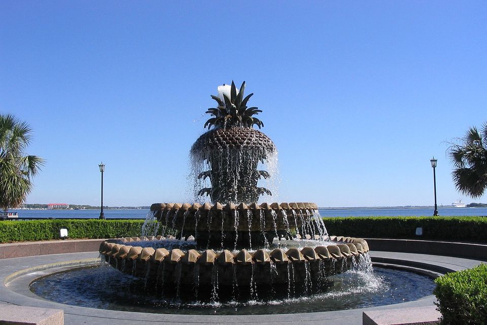 The Pineapple Fountain in front of the ocean.