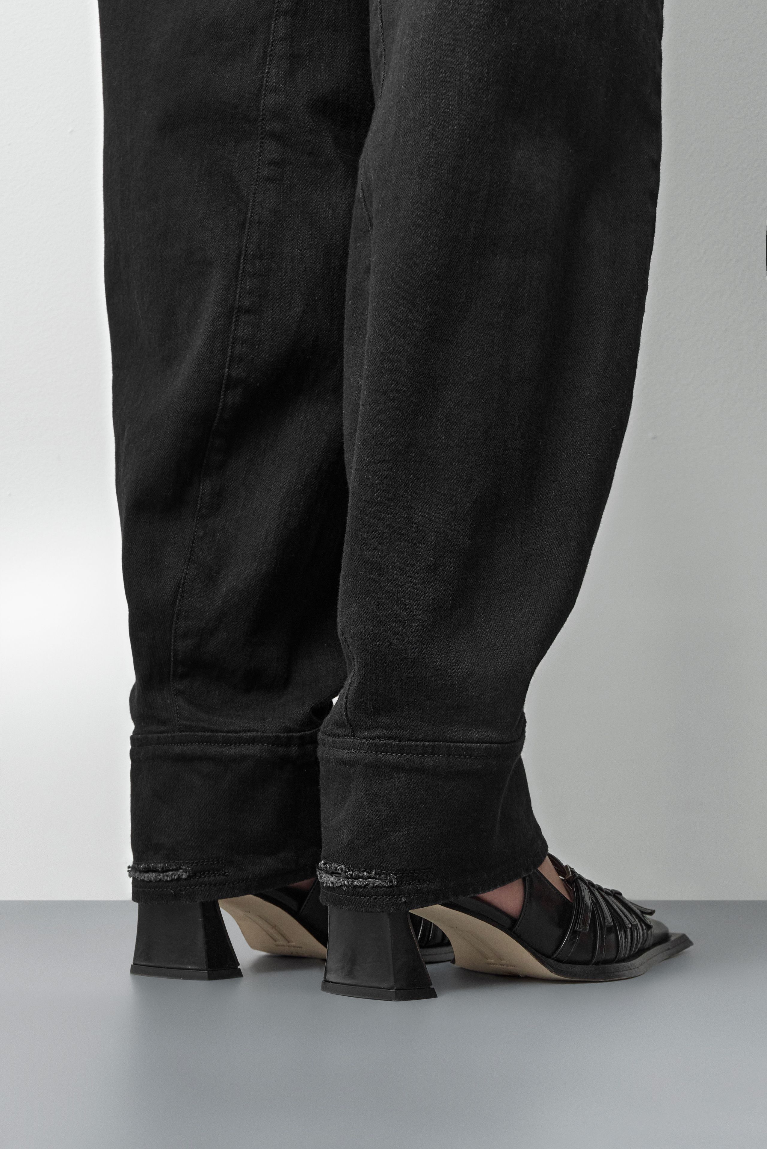 Nirali Courts - Black Leather | Miista