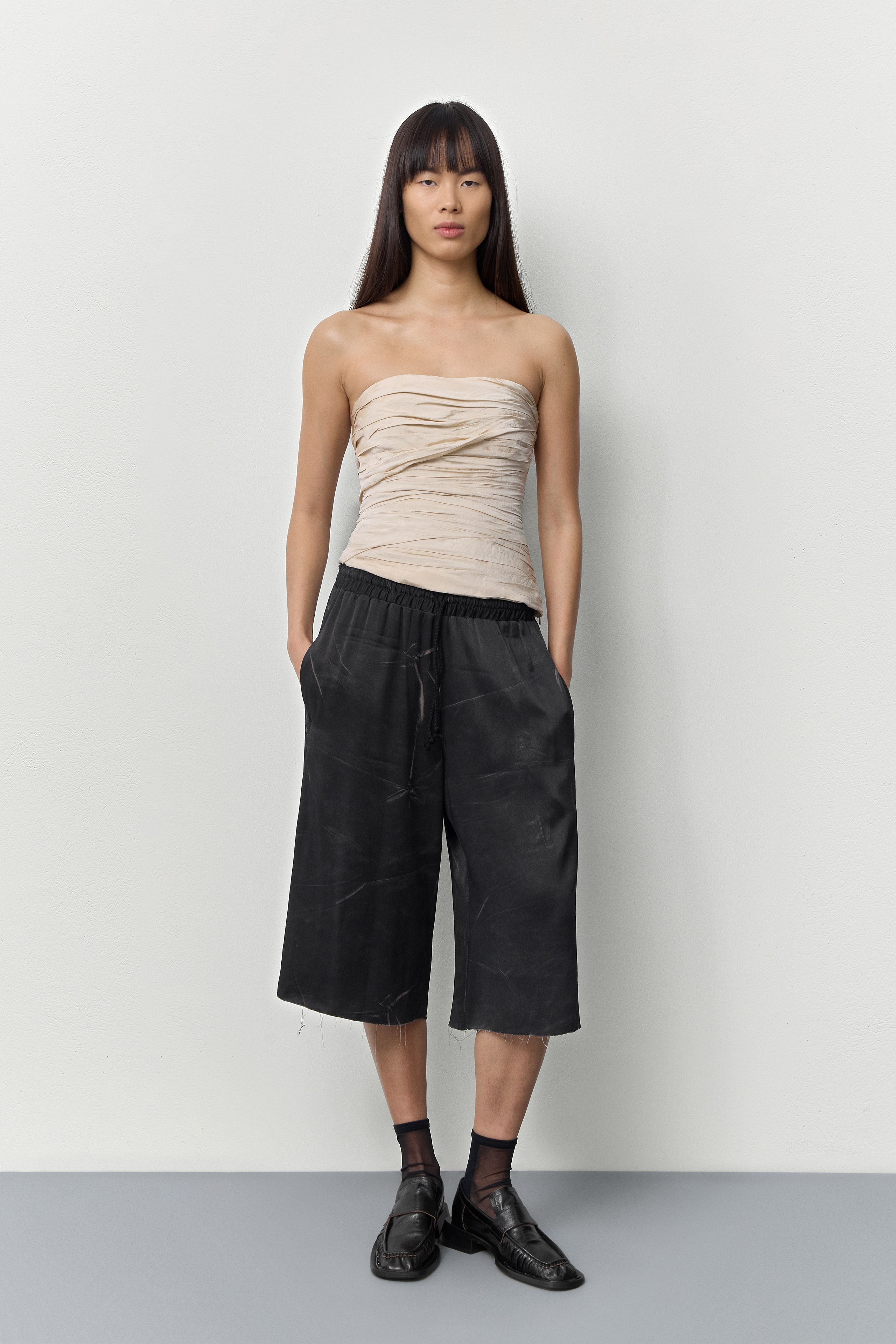Salix Shorts - Black Viscose Print | Miista