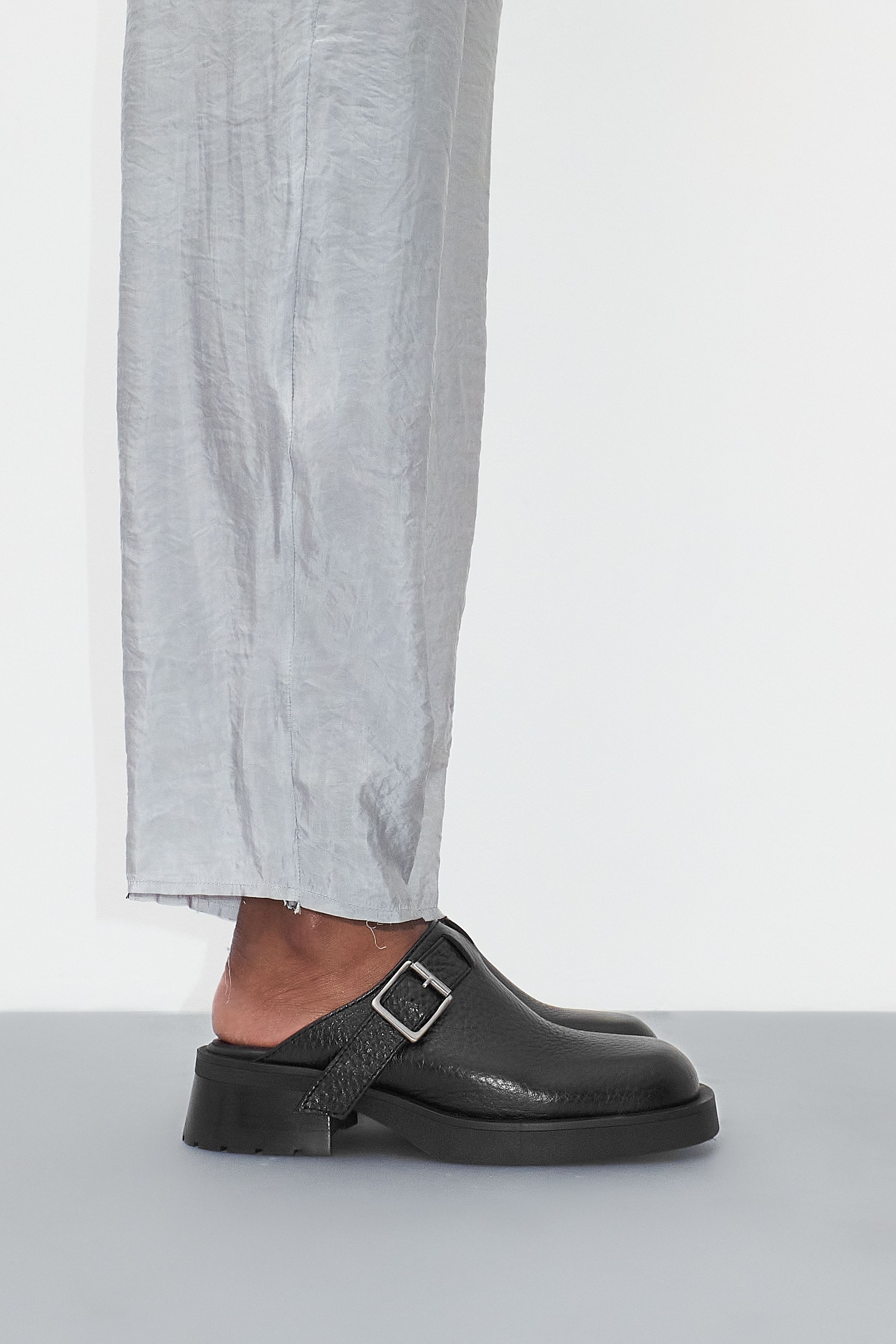 サンダル・ミュール miista SS25 AROA MULES (E83862 BLACK) Aroa Black Buckled Mules | Miista