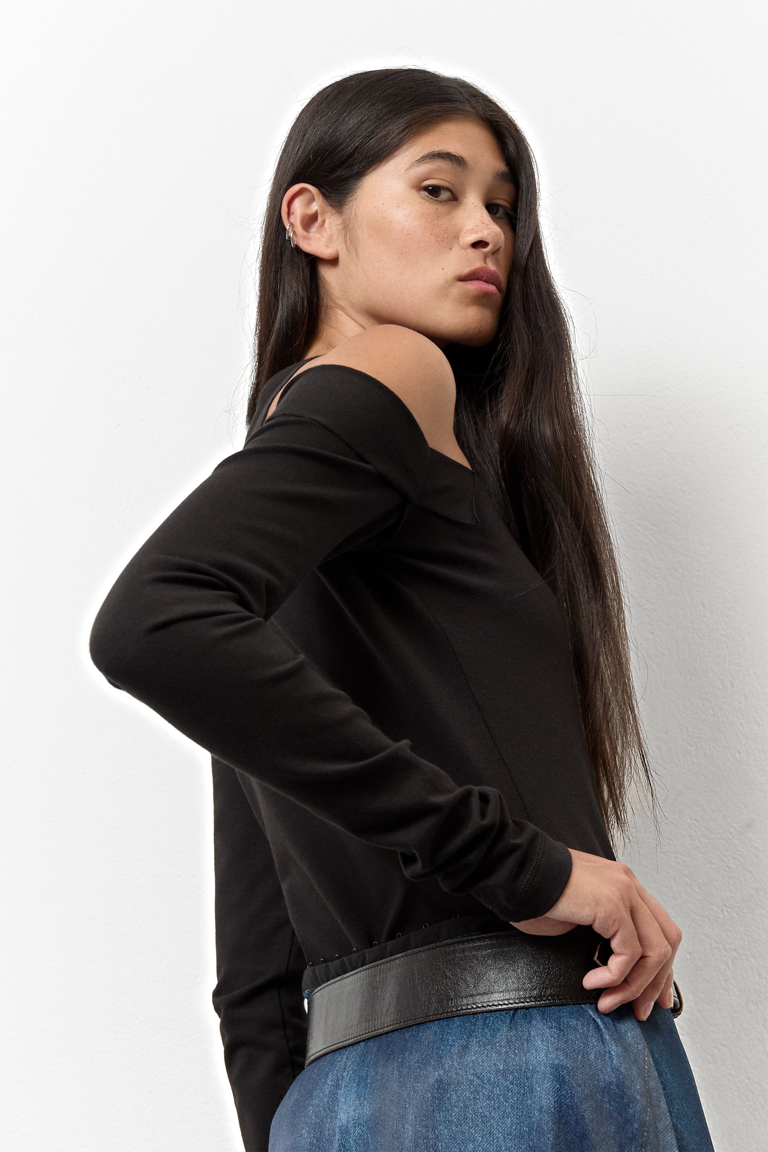 Calypsa Top - Black Off-Shoulder | Miista