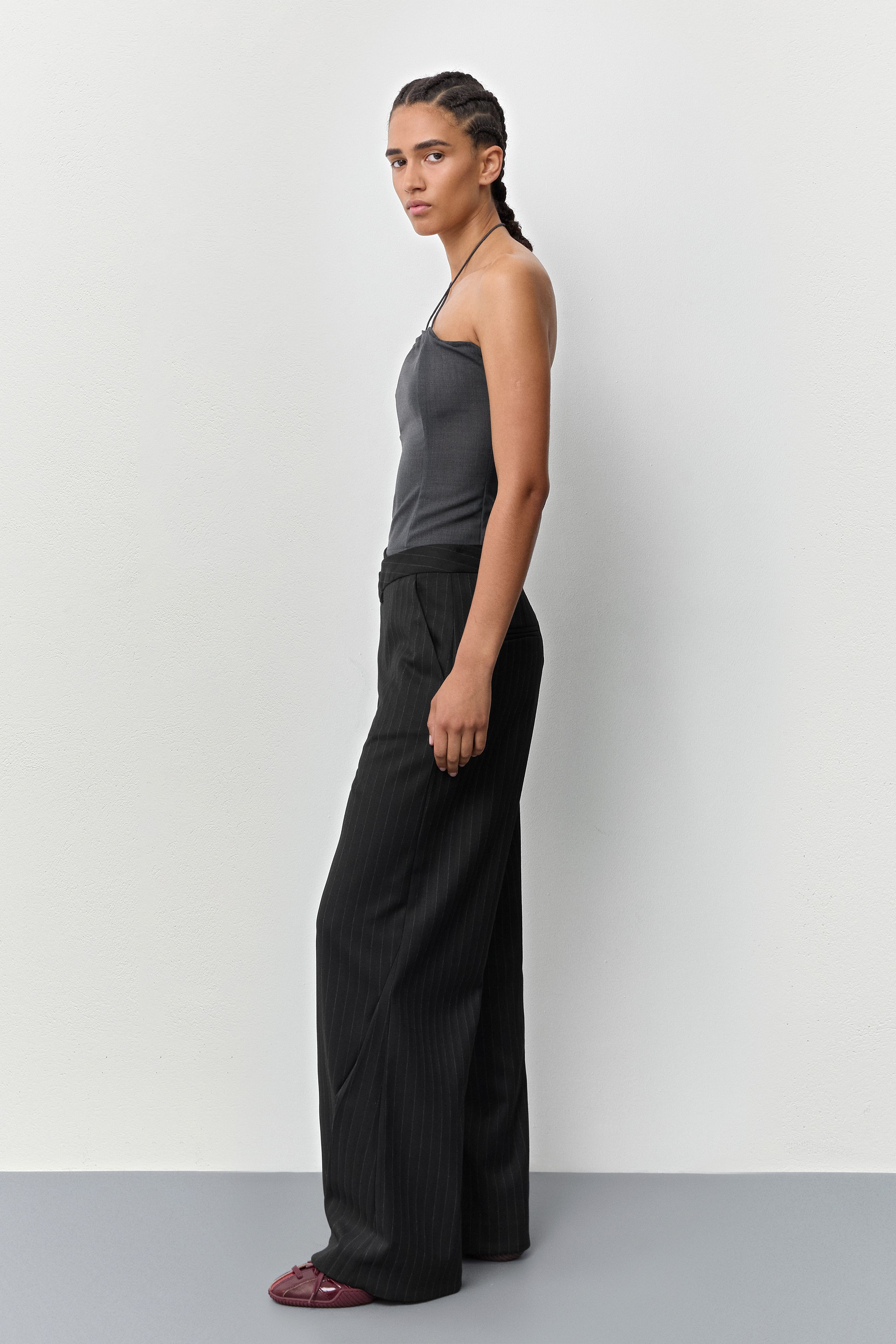 Metis Trousers - Black Pinstriped | Miista