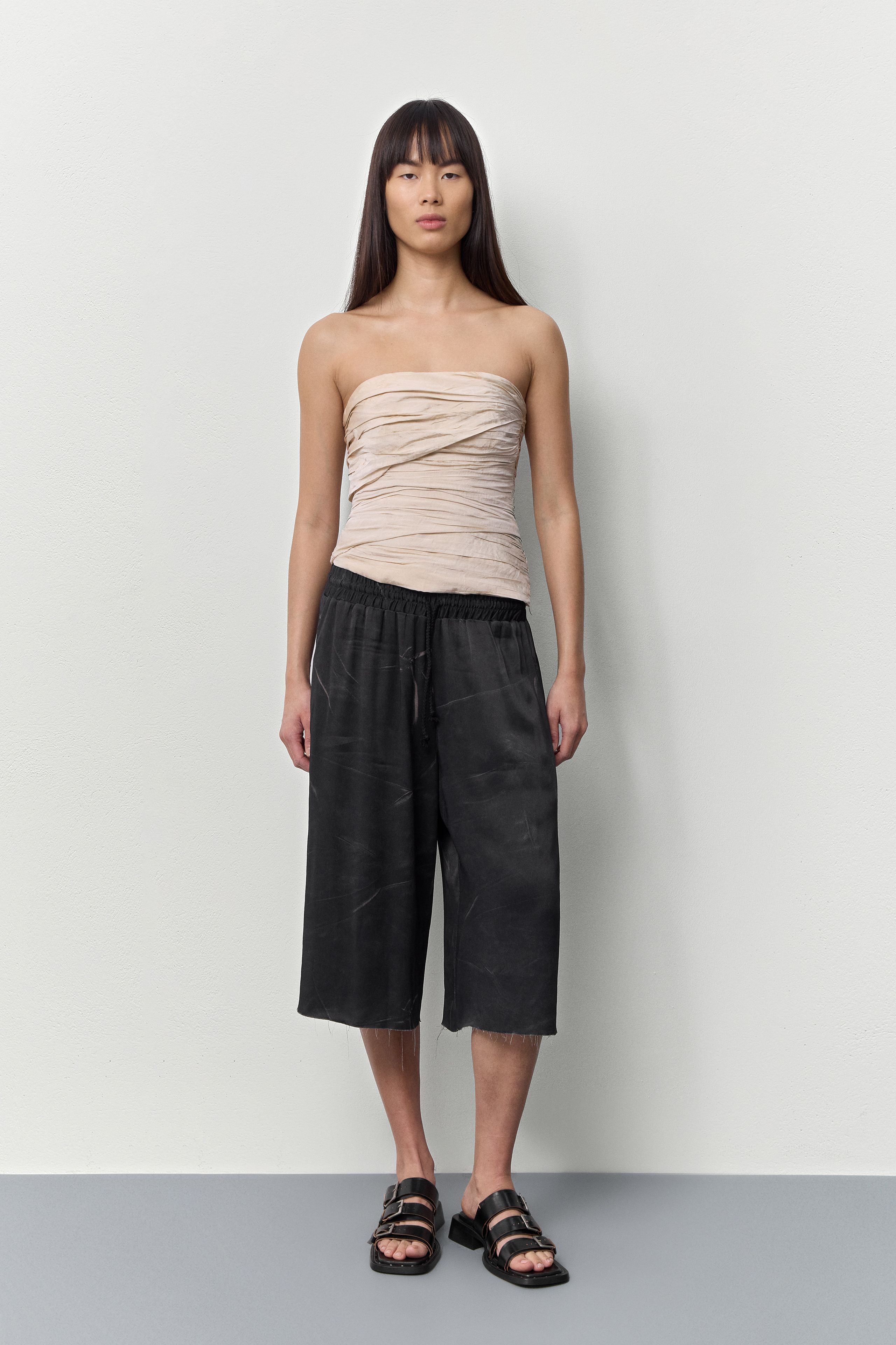 Salix Shorts - Black Viscose Print | Miista