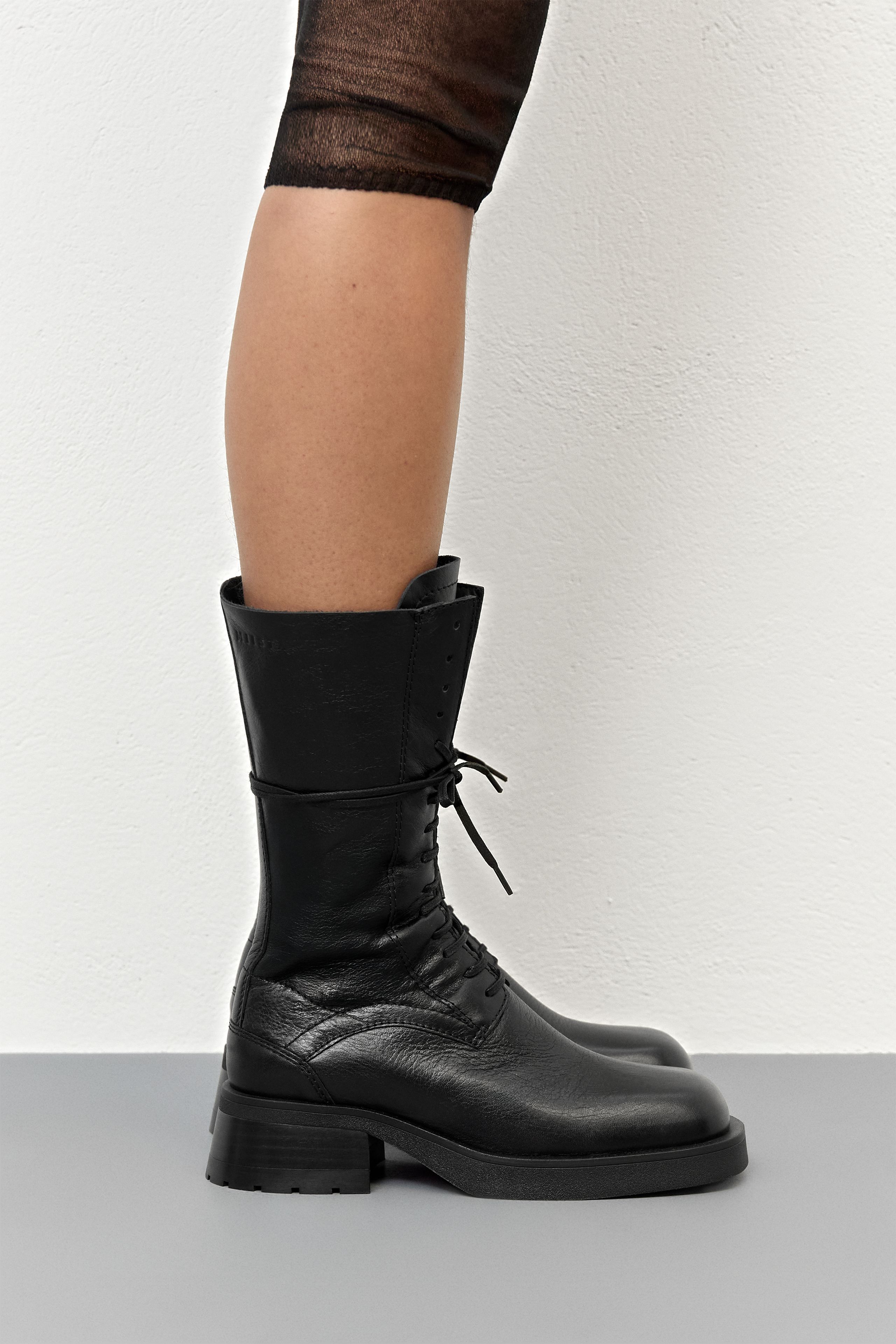 きゃらこ　VST BLK M Vel Boots - Black Natural Leather | Miista