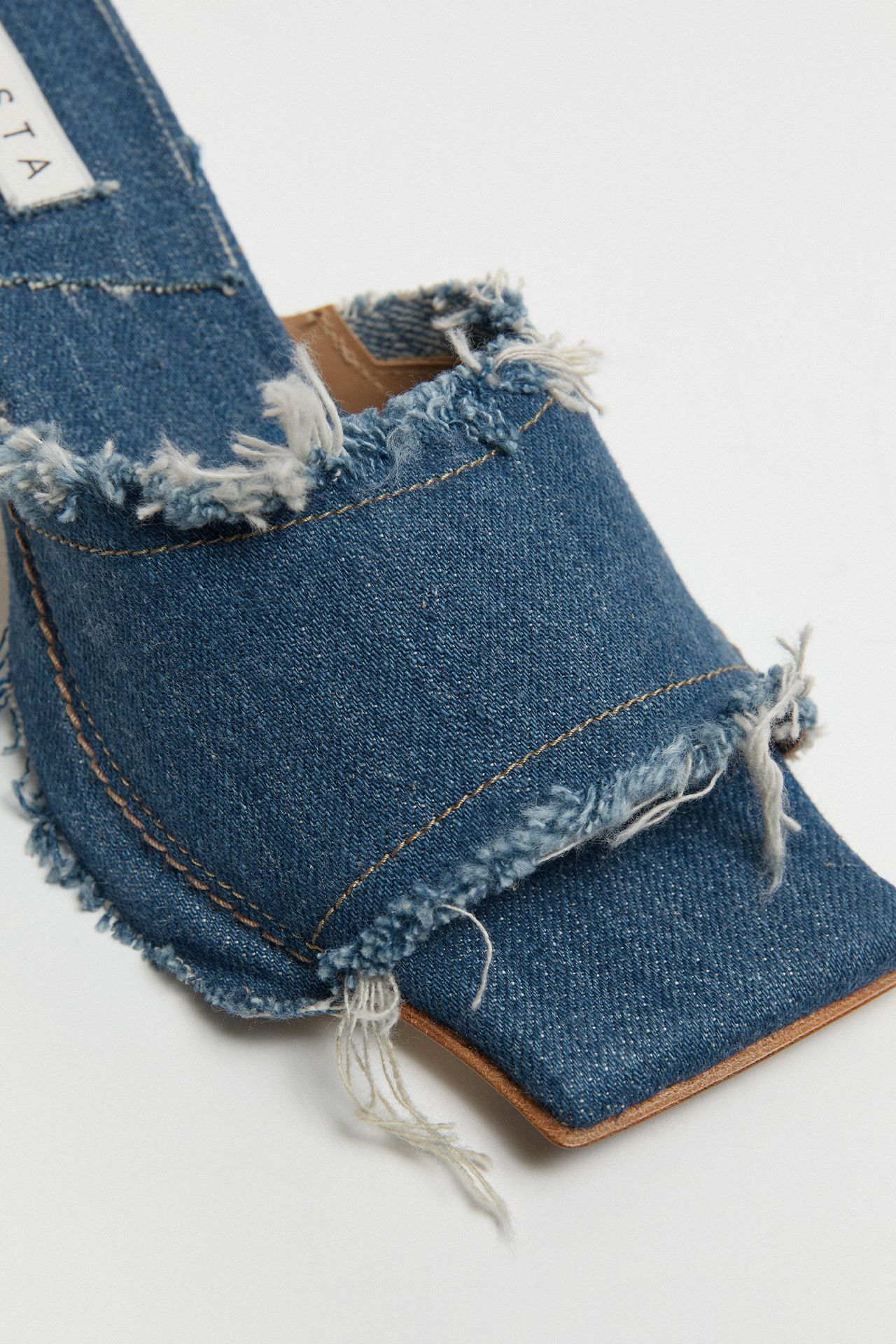 【関税込み】Miista ブルー デニム Betina ヒールサンダル Blue Betina Denim Heeled Sandals by Miista on Sale