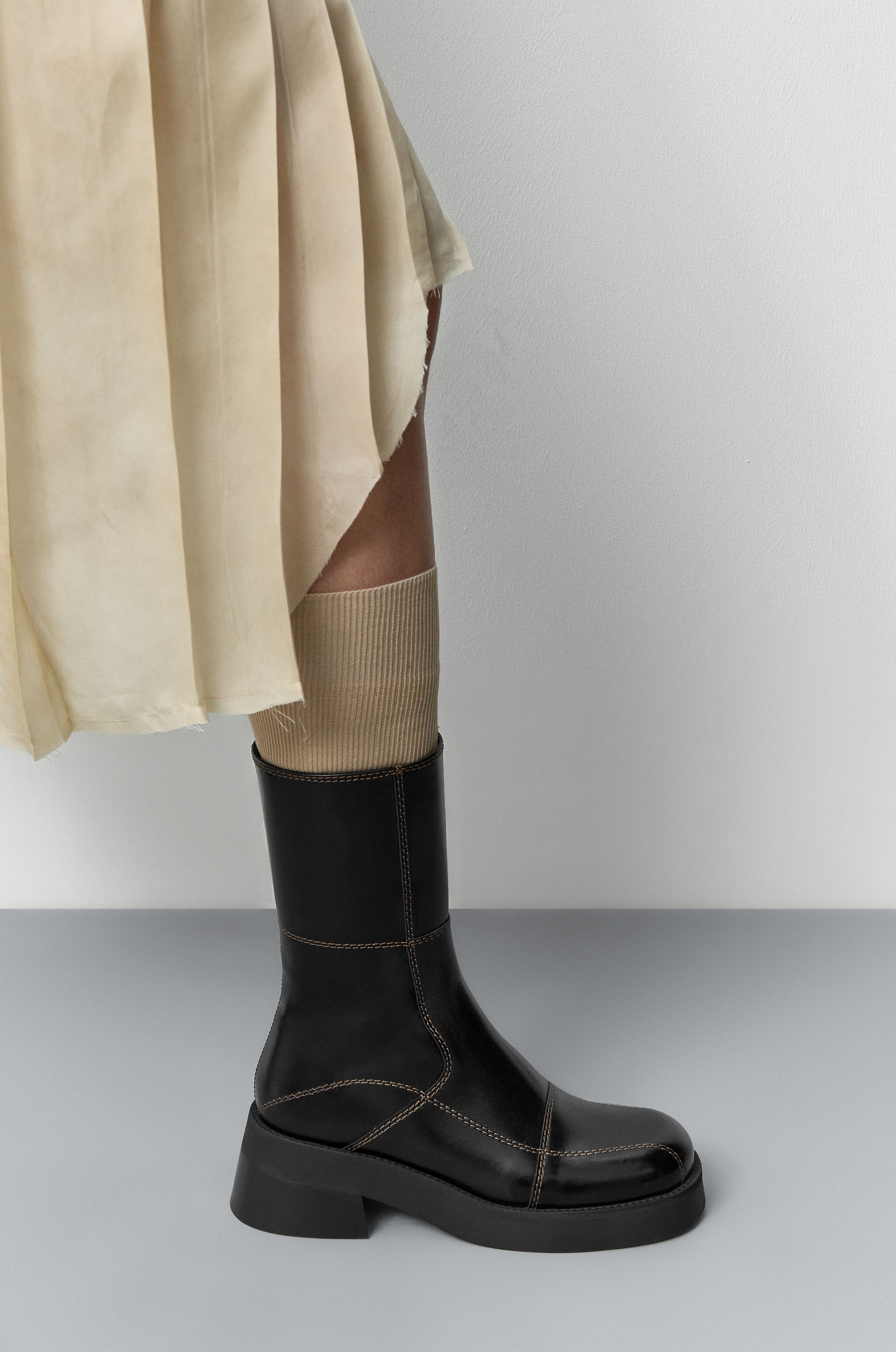 Heya Boots - Black Leather Brown Stitching | Miista