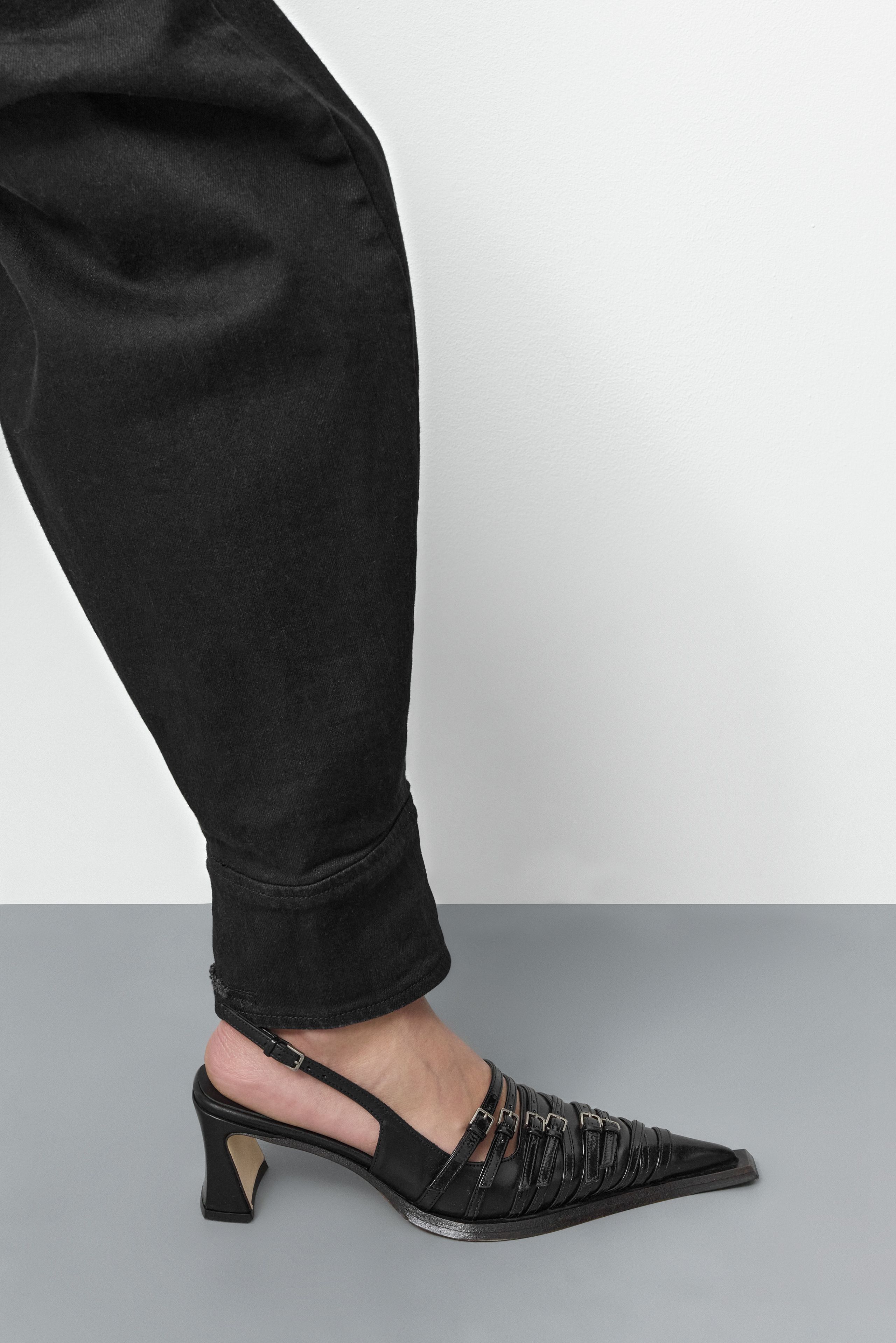 Nirali Courts - Black Leather | Miista