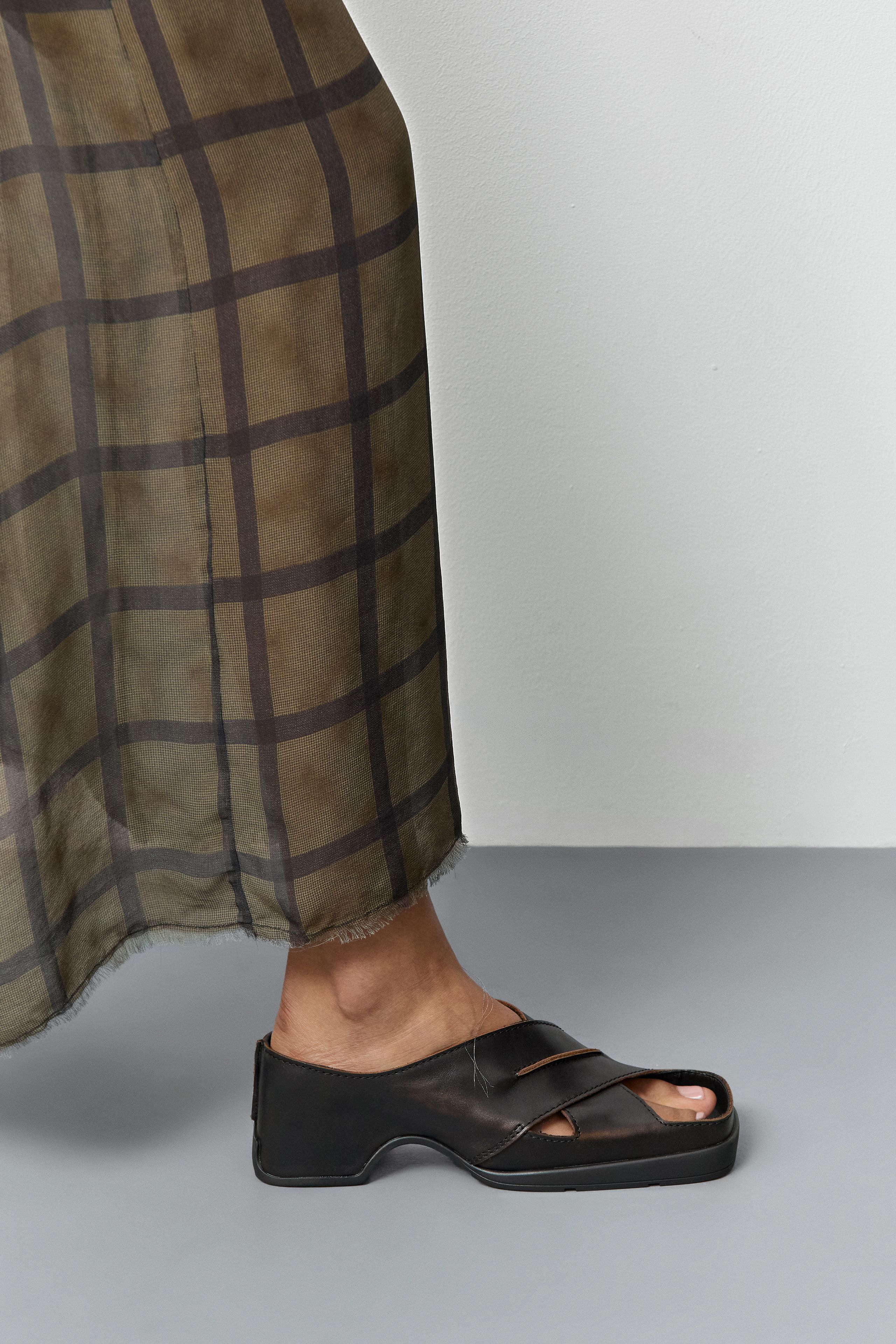 Nira Sandals - Brown Brush Off Leather | Miista