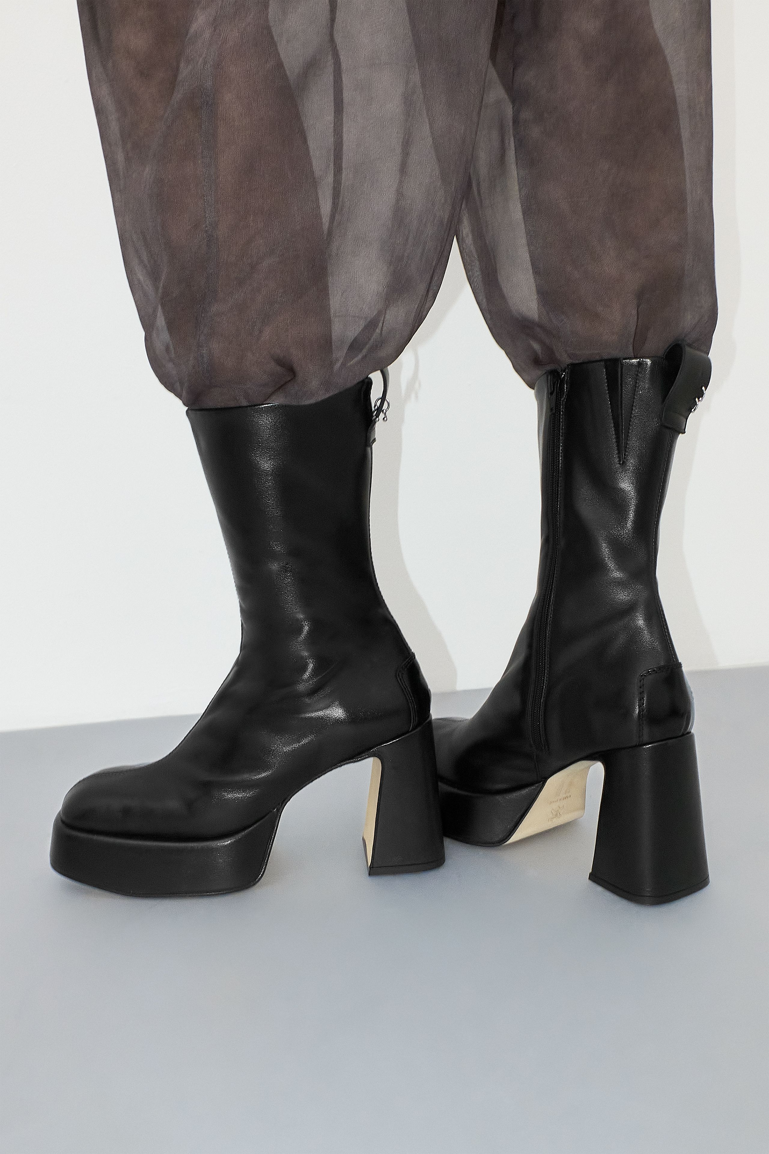 【関税込み】Miista ブラック Apple アンクルブーツ Black Apple Ankle Boots by Miista on Sale