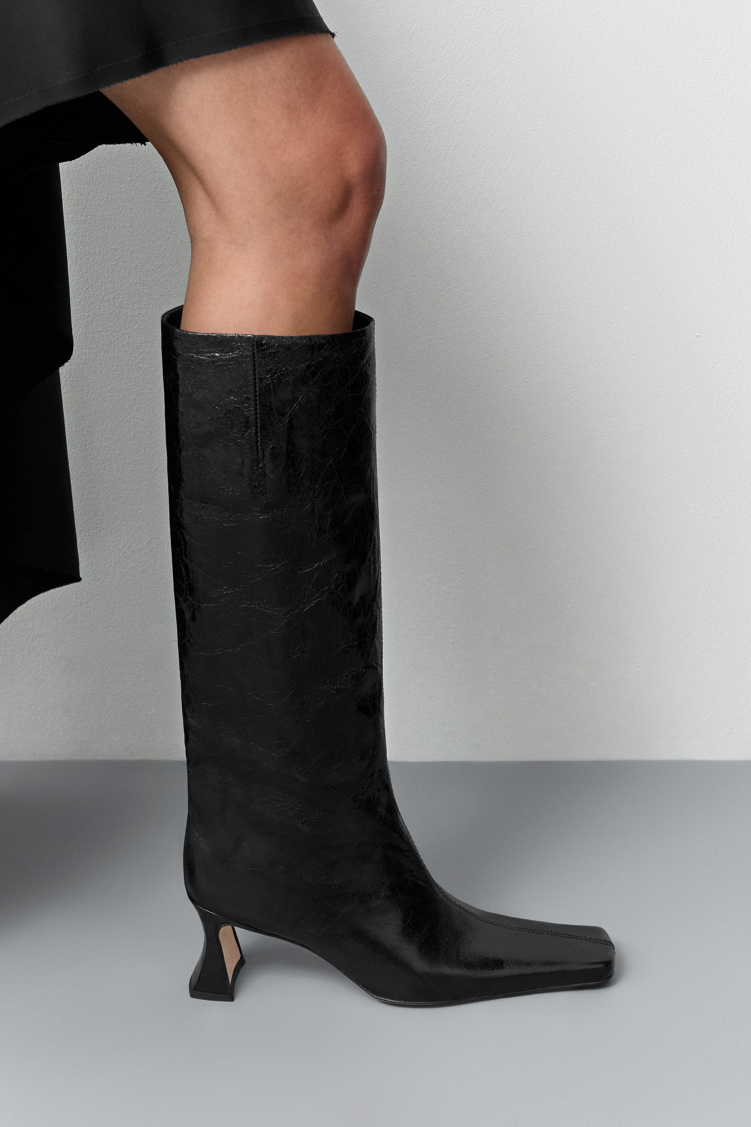 Bluma Boots - Black Crinkle Leather | Miista