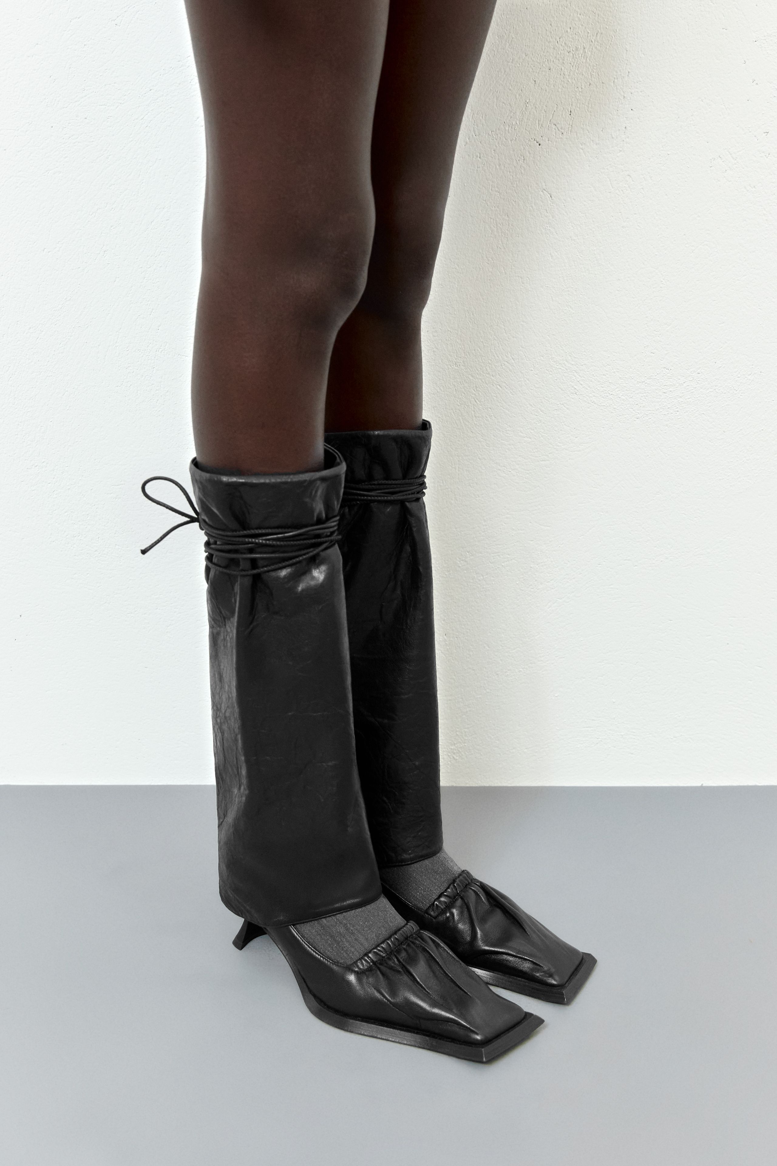 Samia Black Texture Leather Leg Warmer | Miista