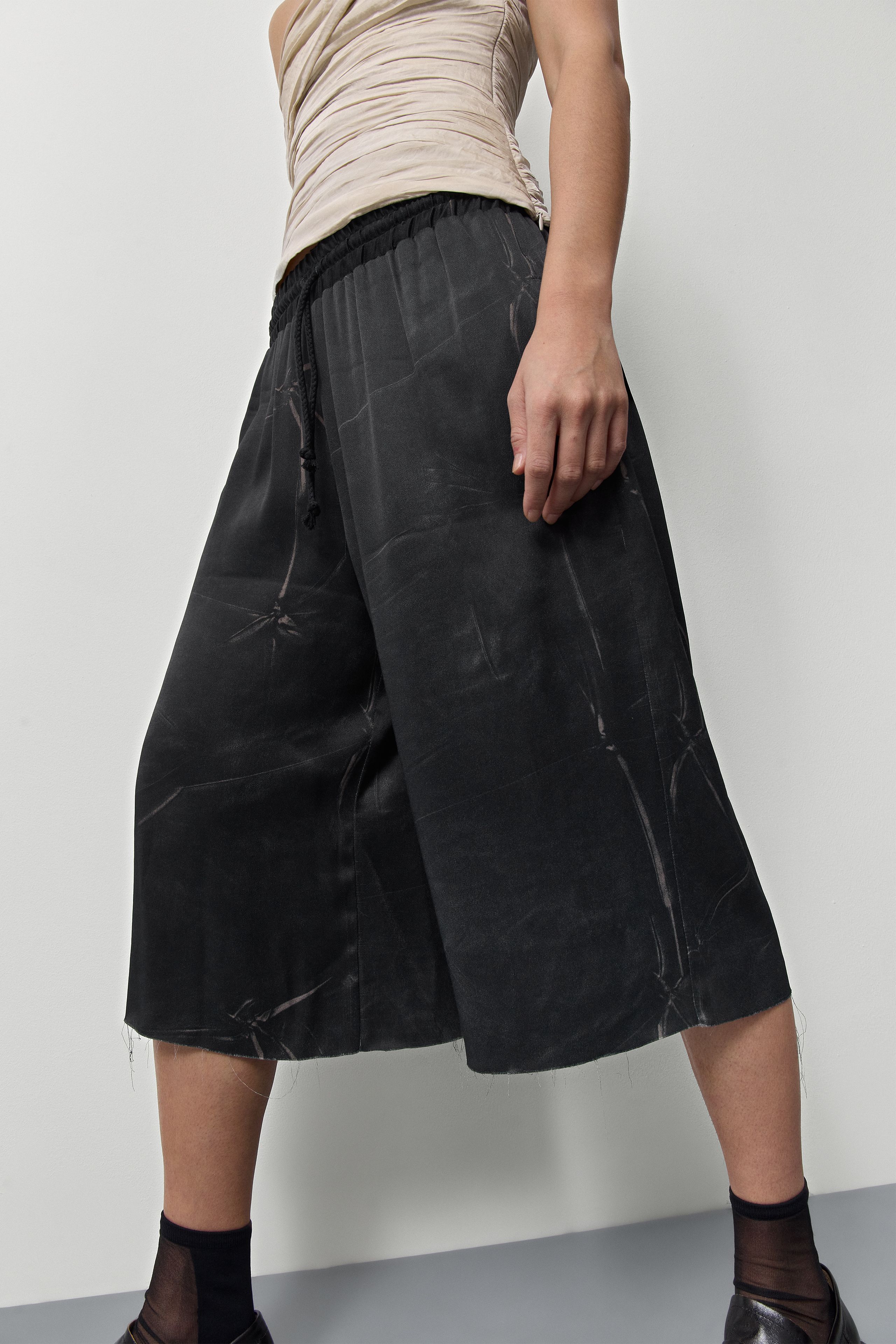 Salix Shorts - Black Viscose Print | Miista