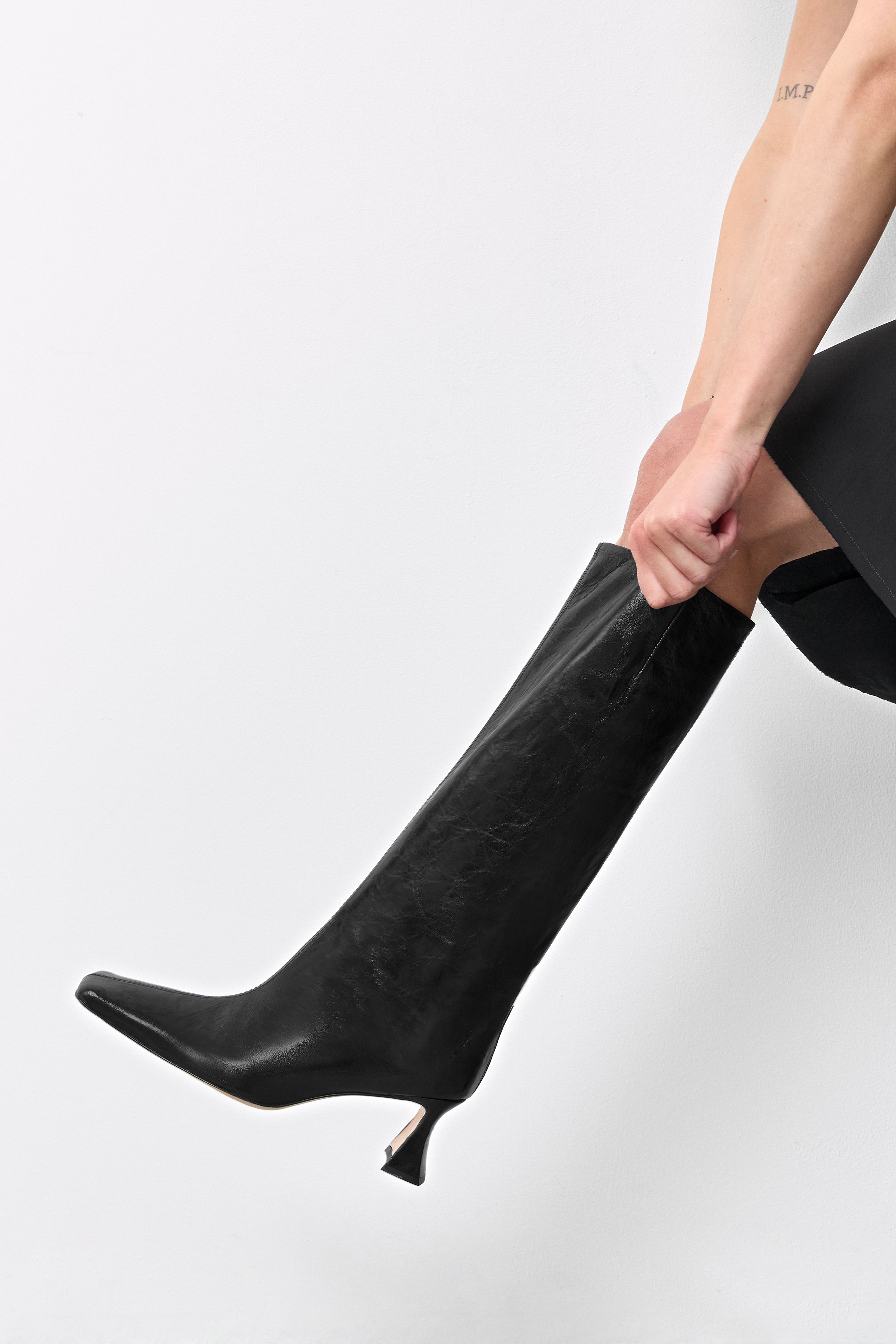 Bluma Boots - Black Crinkle Leather | Miista