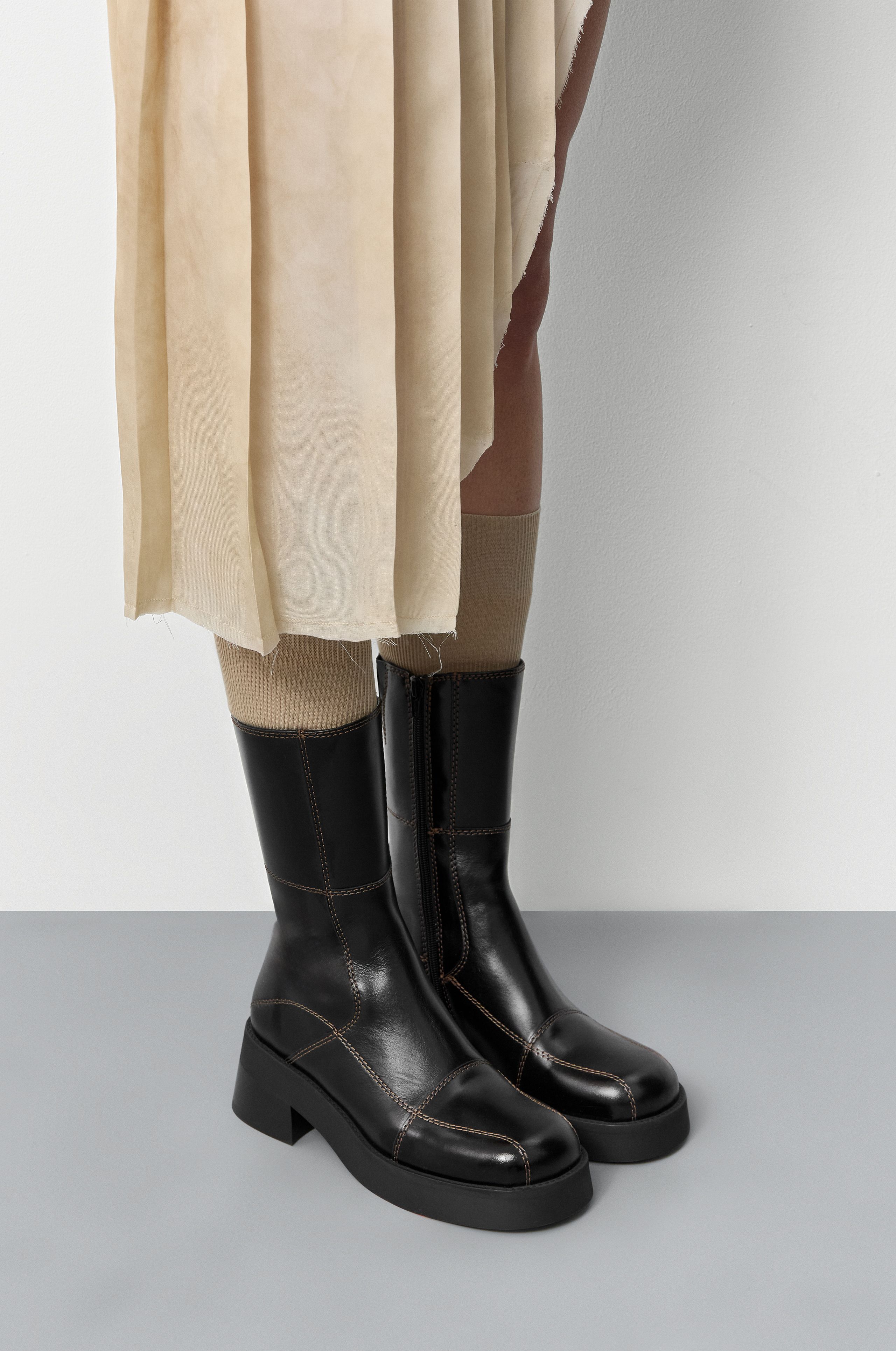 Heya Boots - Black Leather Brown Stitching | Miista