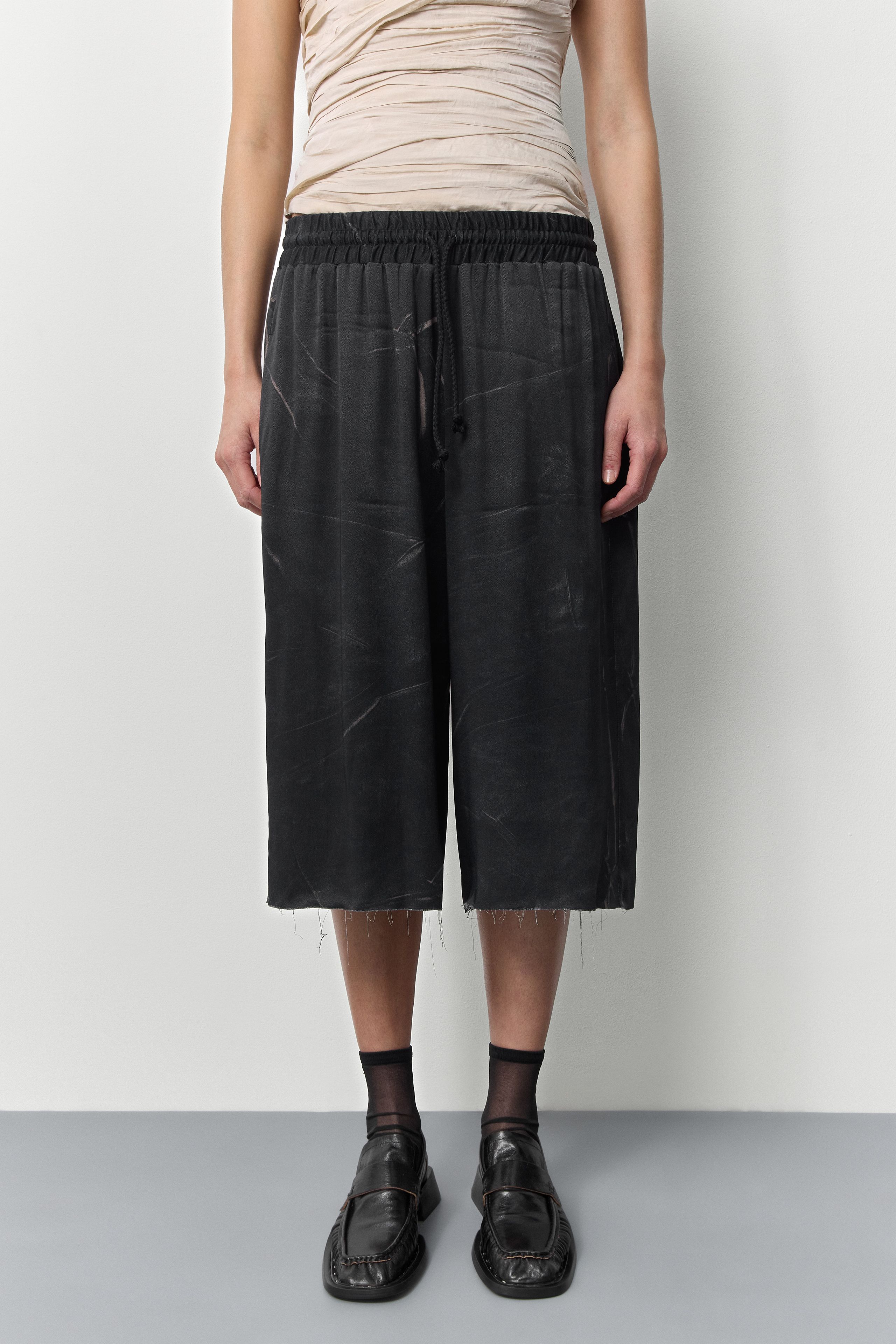 Salix Shorts - Black Viscose Print | Miista