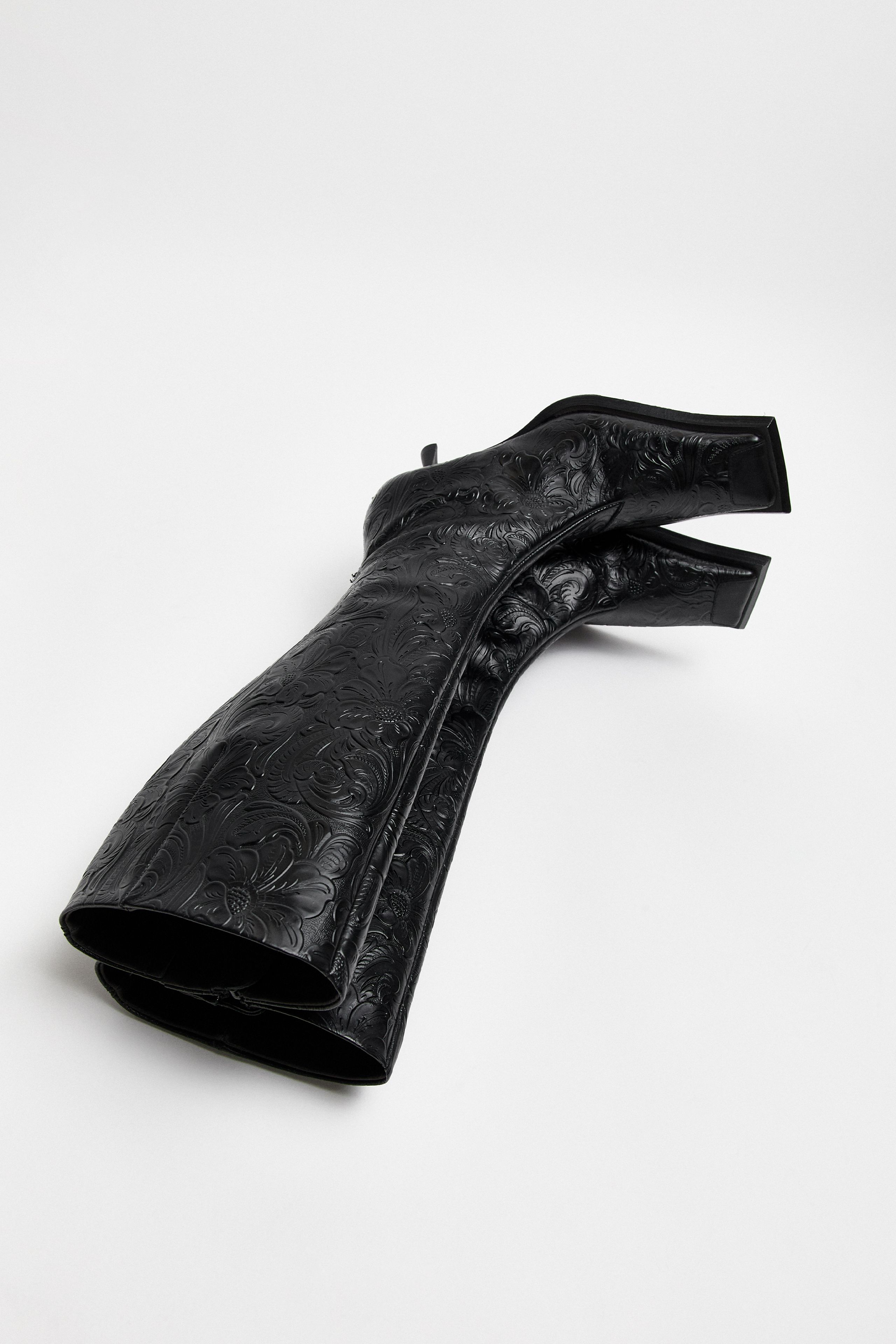 レディエメラルダス アルファスタチュー Alfreda Boots - Black Embossed Leather | Miista