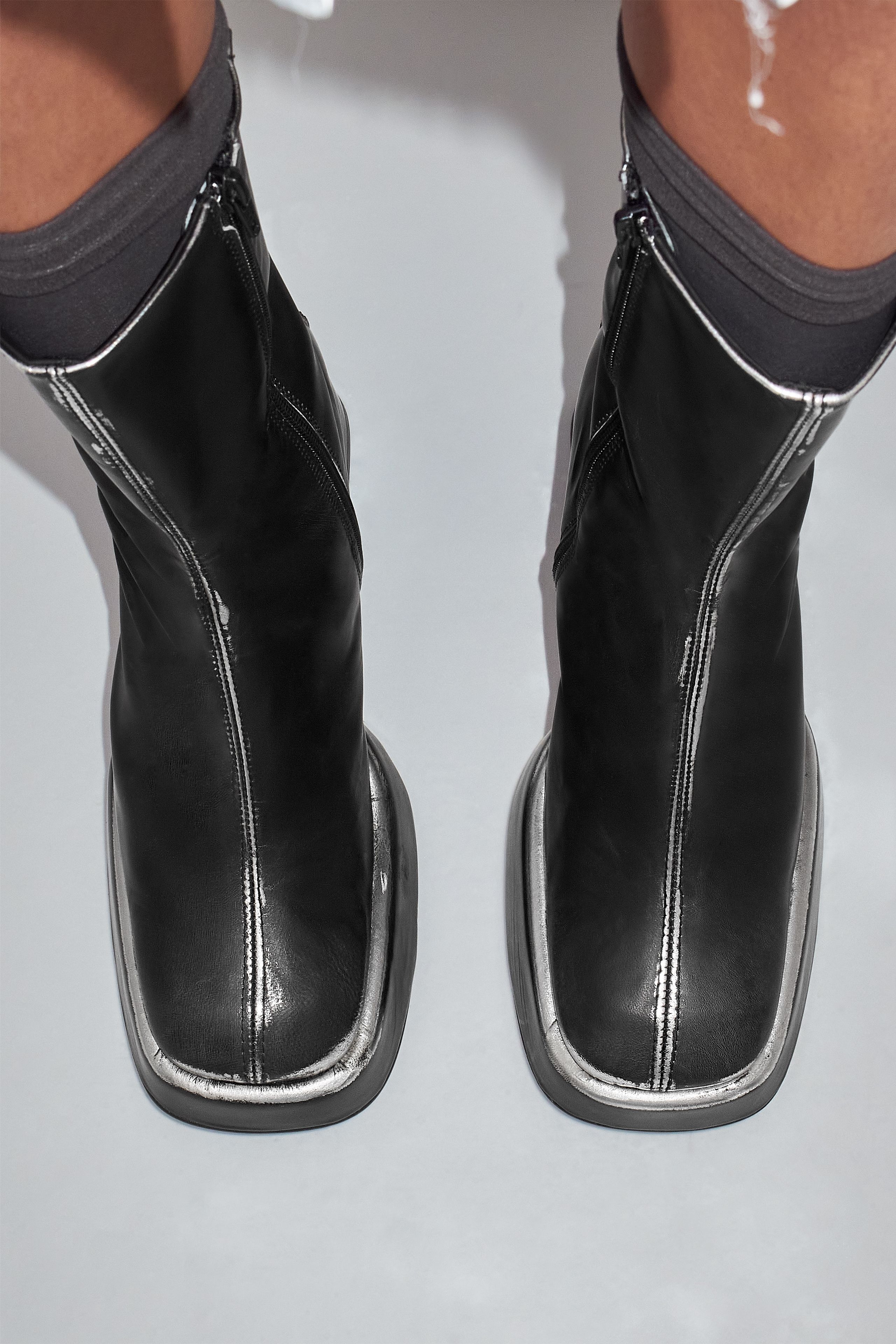 【関税込み】Miista ブラック＆ホワイト Apple アンクルブーツ Apple Black Ankle Boots | Miista