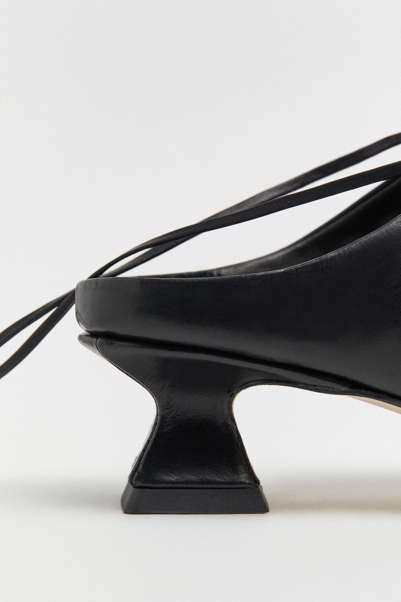 Asia Black Courts | Miista Europe | Made in Portugal