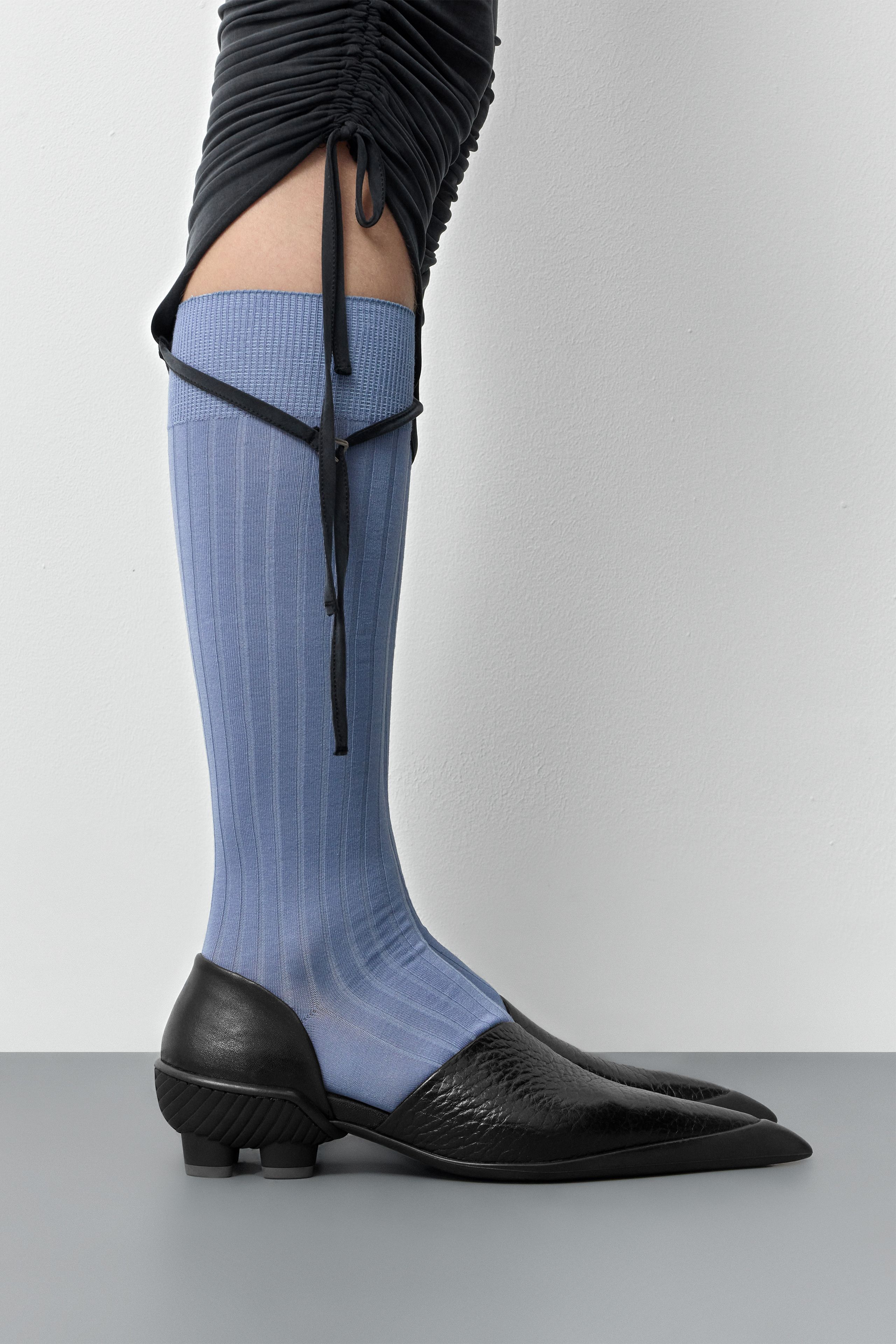 Delt Courts - Black Leather | Miista