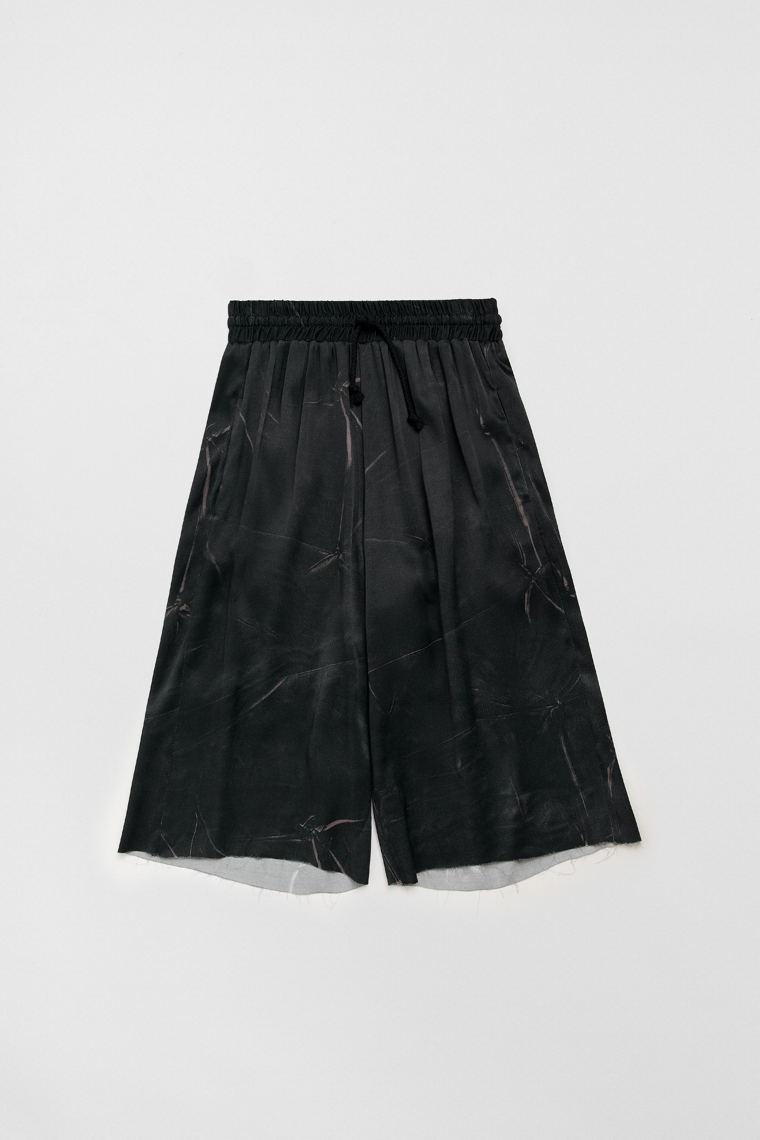 Salix Shorts - Black Viscose Print | Miista