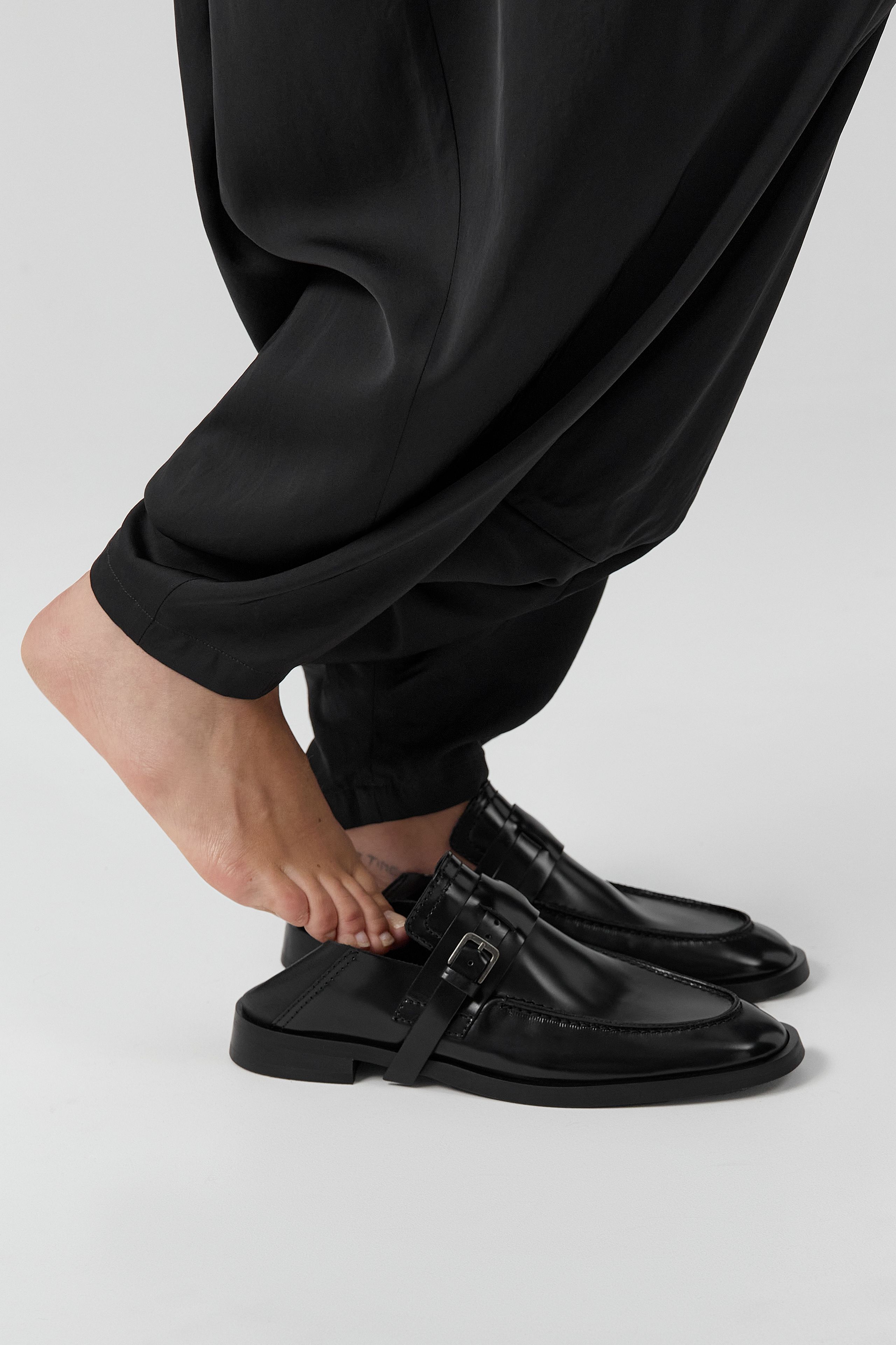 Els Mules - Black Leather | Miista