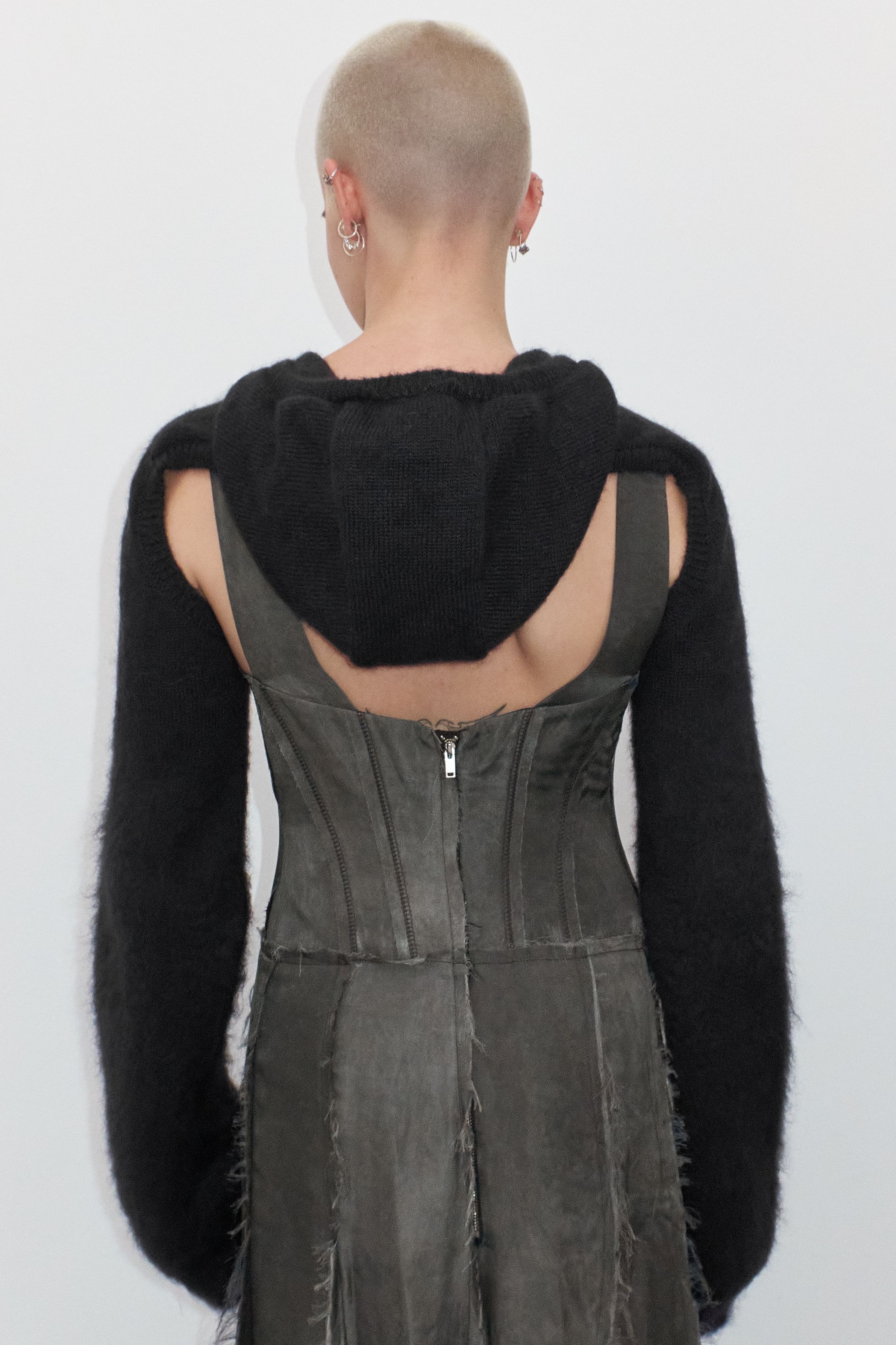 Nivi Hooded Black Sleeves | Miista