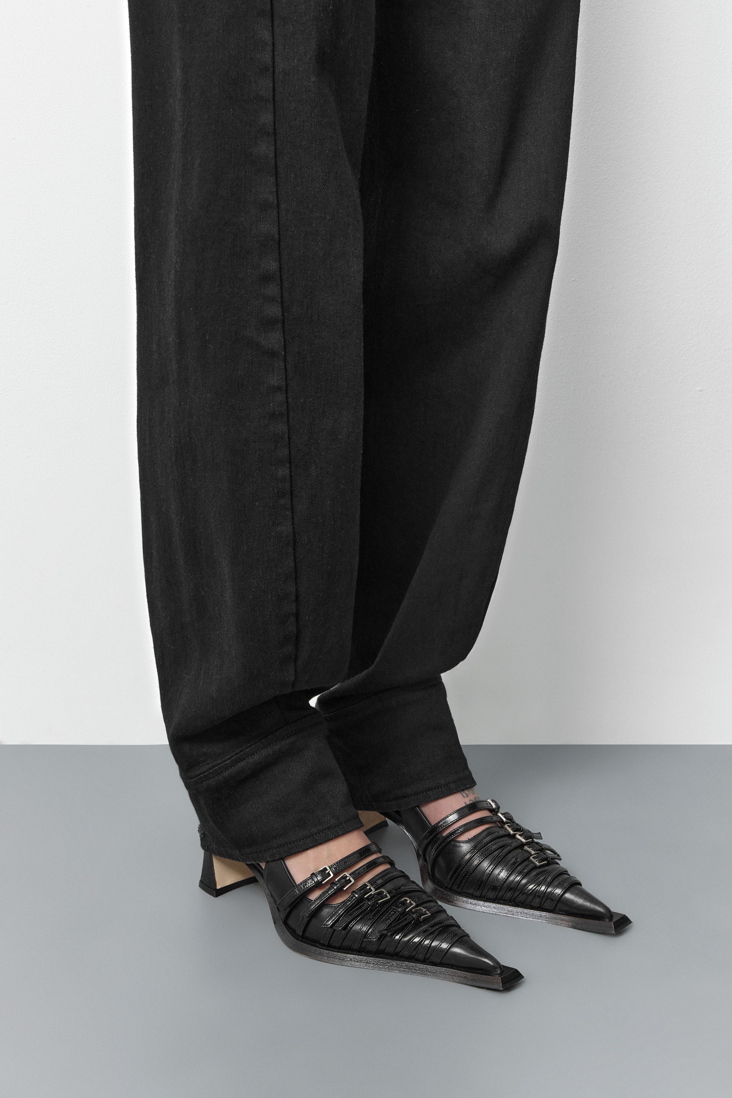 MIISTA レザーフラットシューズ Nirali Courts - Black Leather | Miista