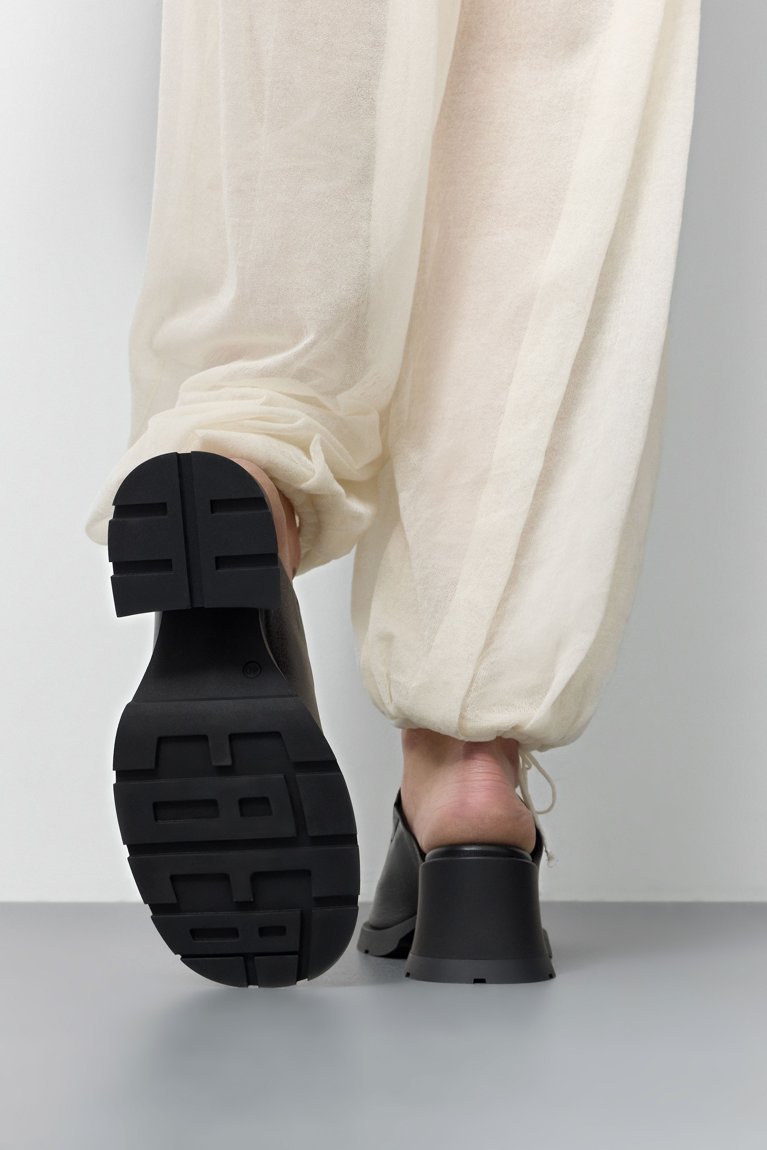 極美品！　ISŌ Sandals calf leather Ini Sandals - Black Leather | Miista