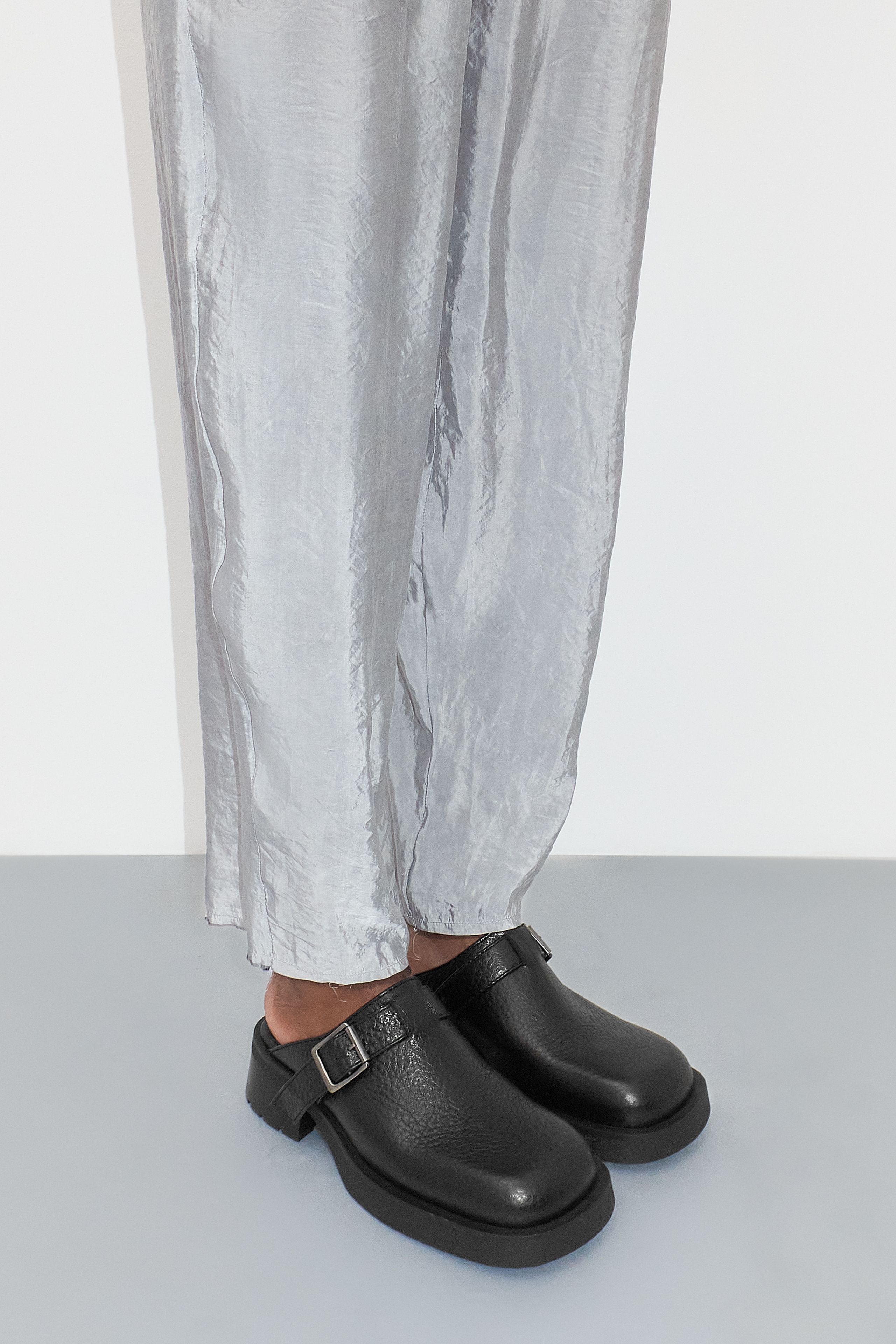 サンダル・ミュール miista SS25 AROA MULES (E83862 BLACK) Aroa Black Buckled Mules | Miista