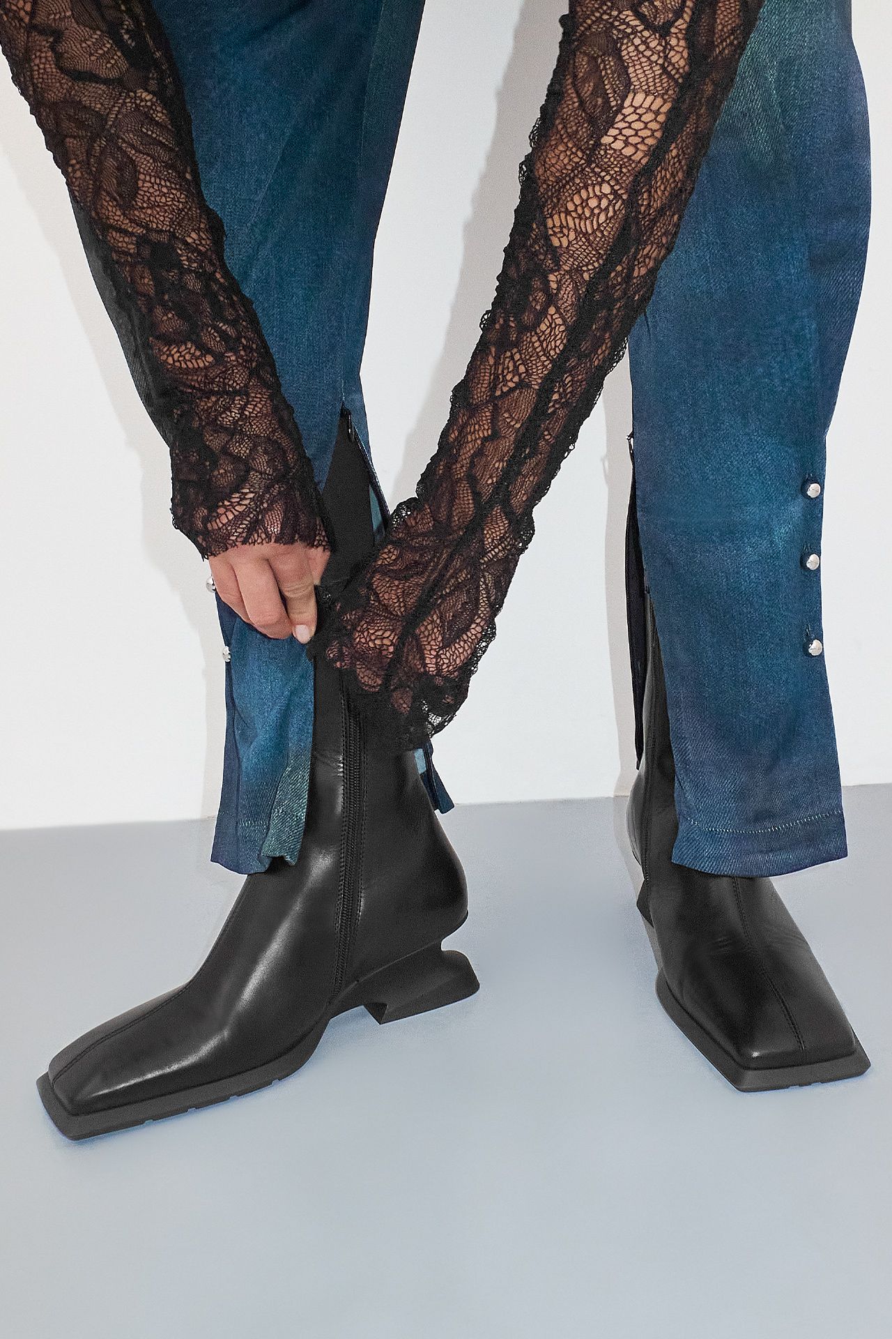 【関税込み】Miista ブラック Daria ブーツ Black Daria Boots by Miista on Sale
